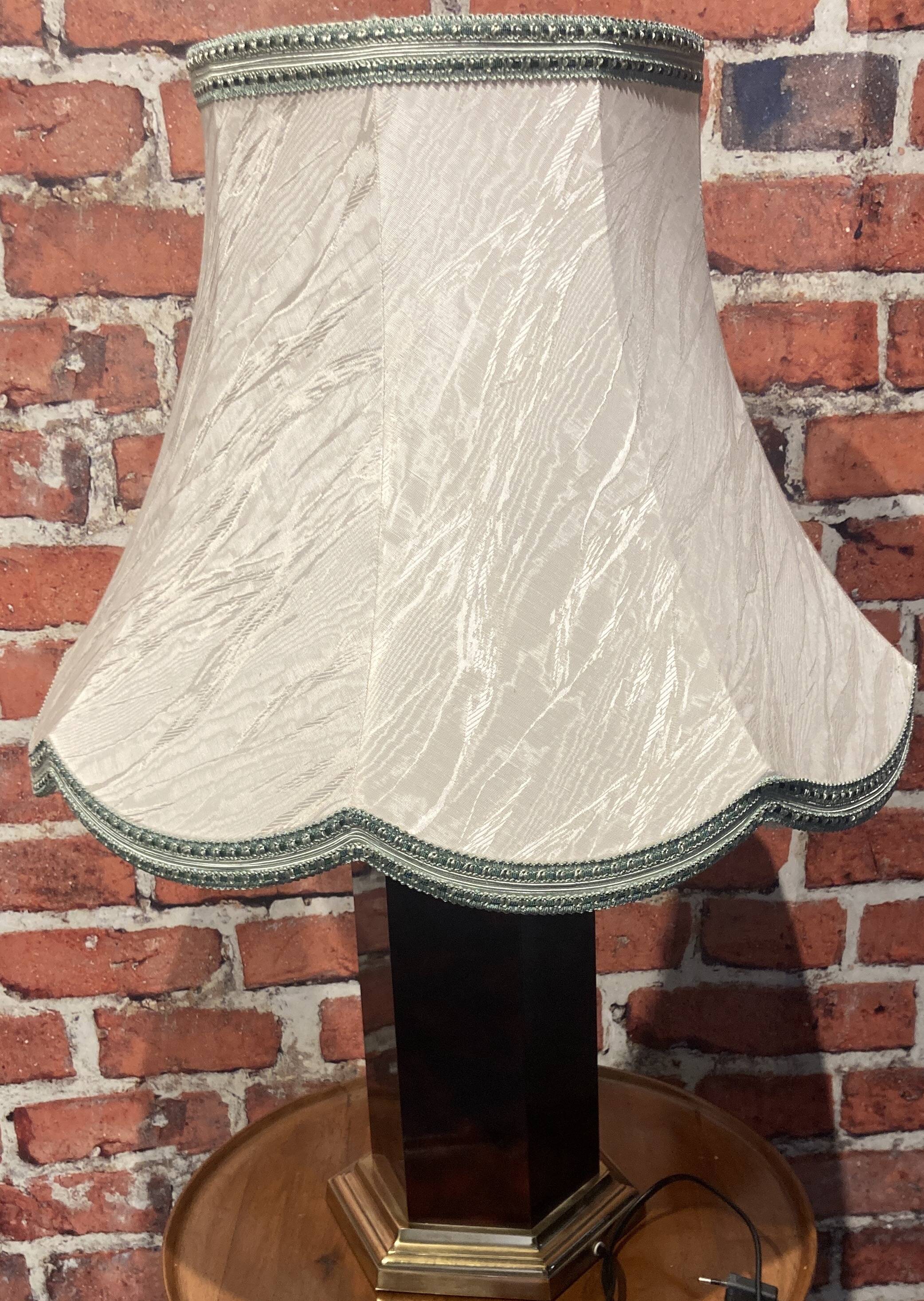 Chic table lamp with lampshade