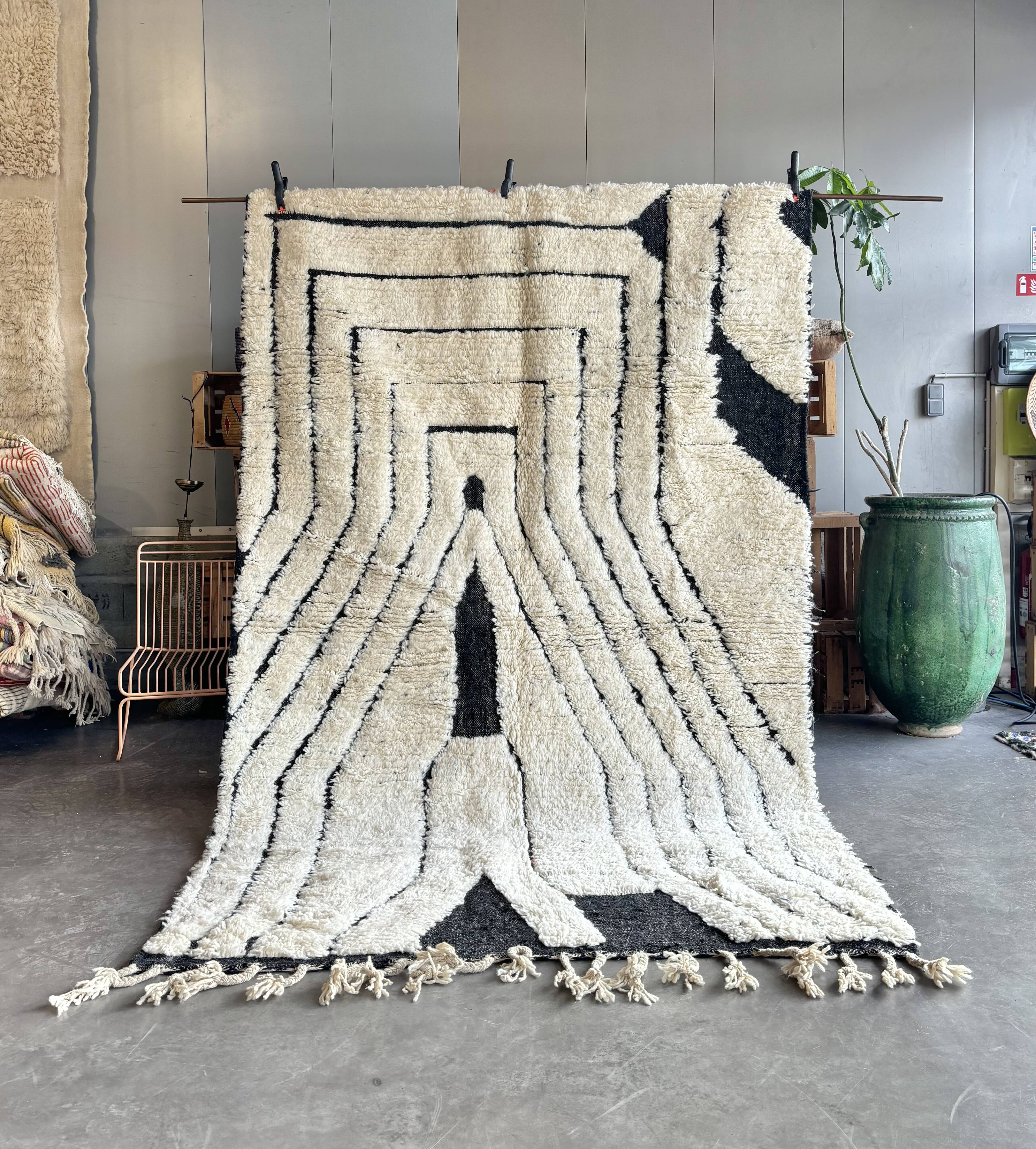 Large Beni Ouarain rug 190 × 300 cm – Graphic Berber rug in wool fa