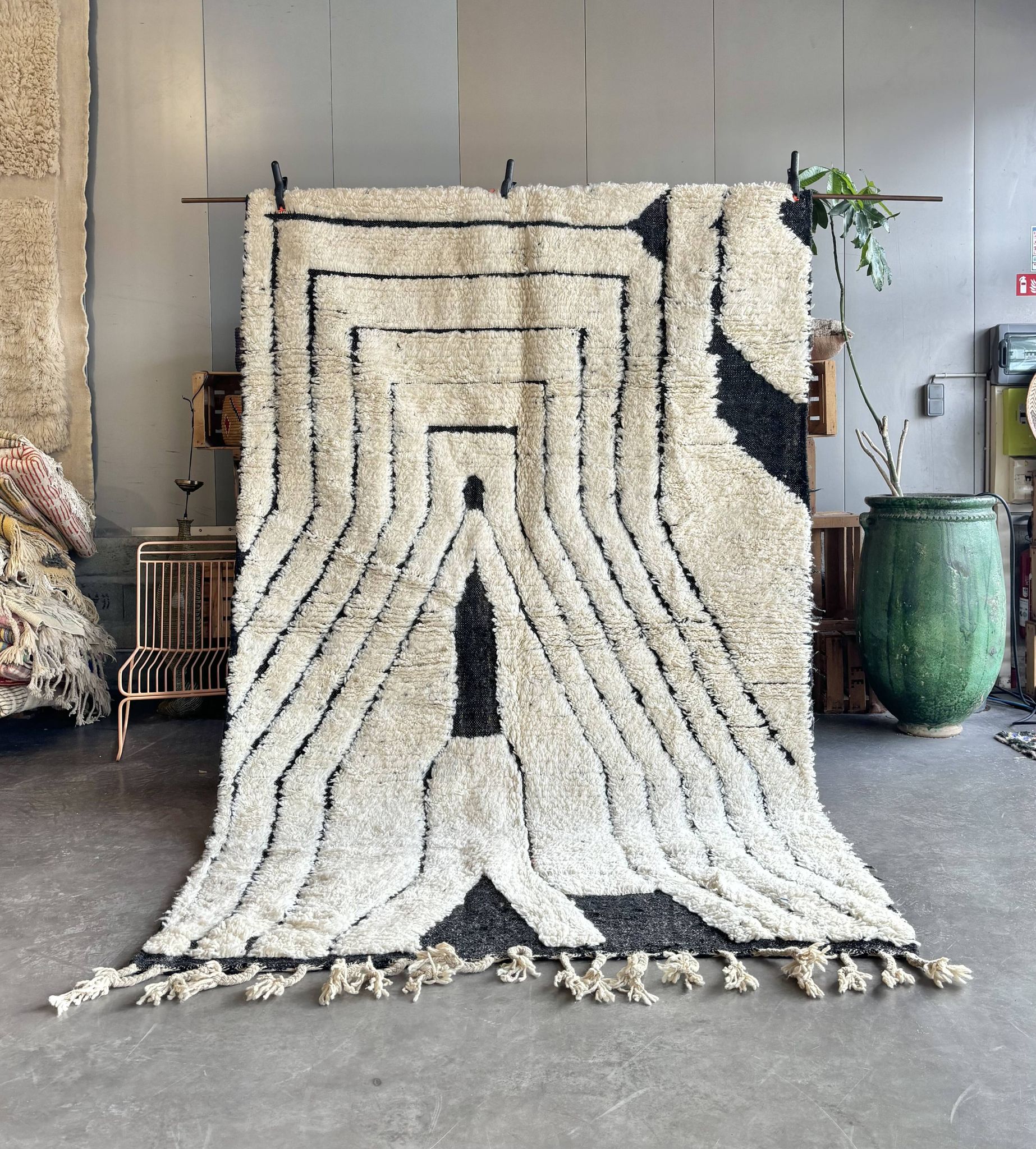 Large Beni Ouarain rug 190 × 300 cm – Graphic Berber rug in wool fa