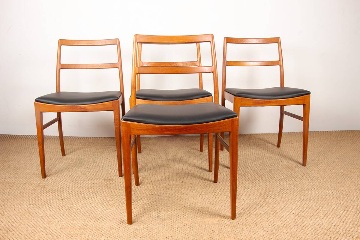 Suite de 4 chaises Danoises en Teck et cuir neuf modèle 430 par Arne Vodder