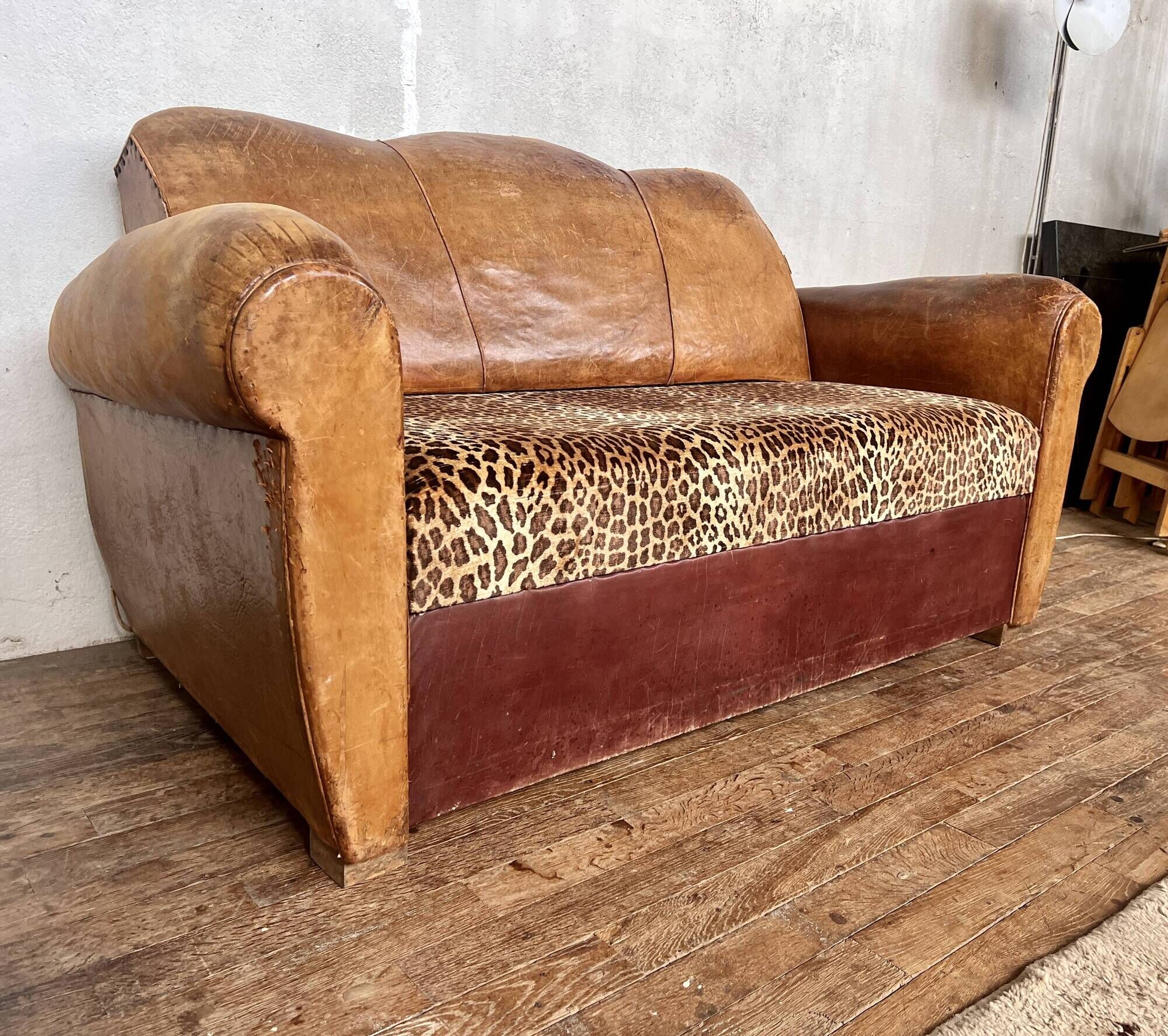 Canapé club Art Déco en cuir et motif léopard
