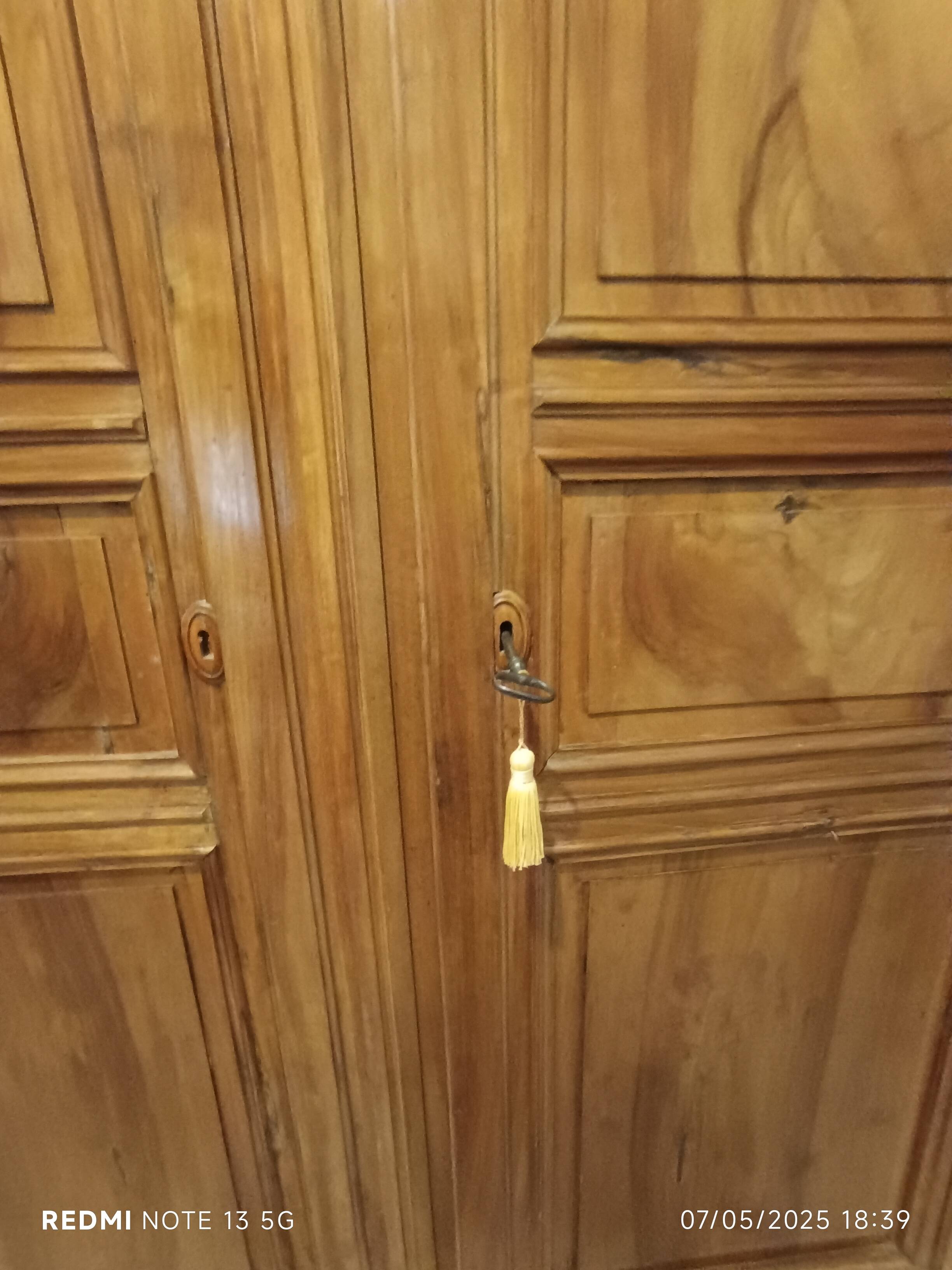 Armoire de chateau en noyer début XIXème