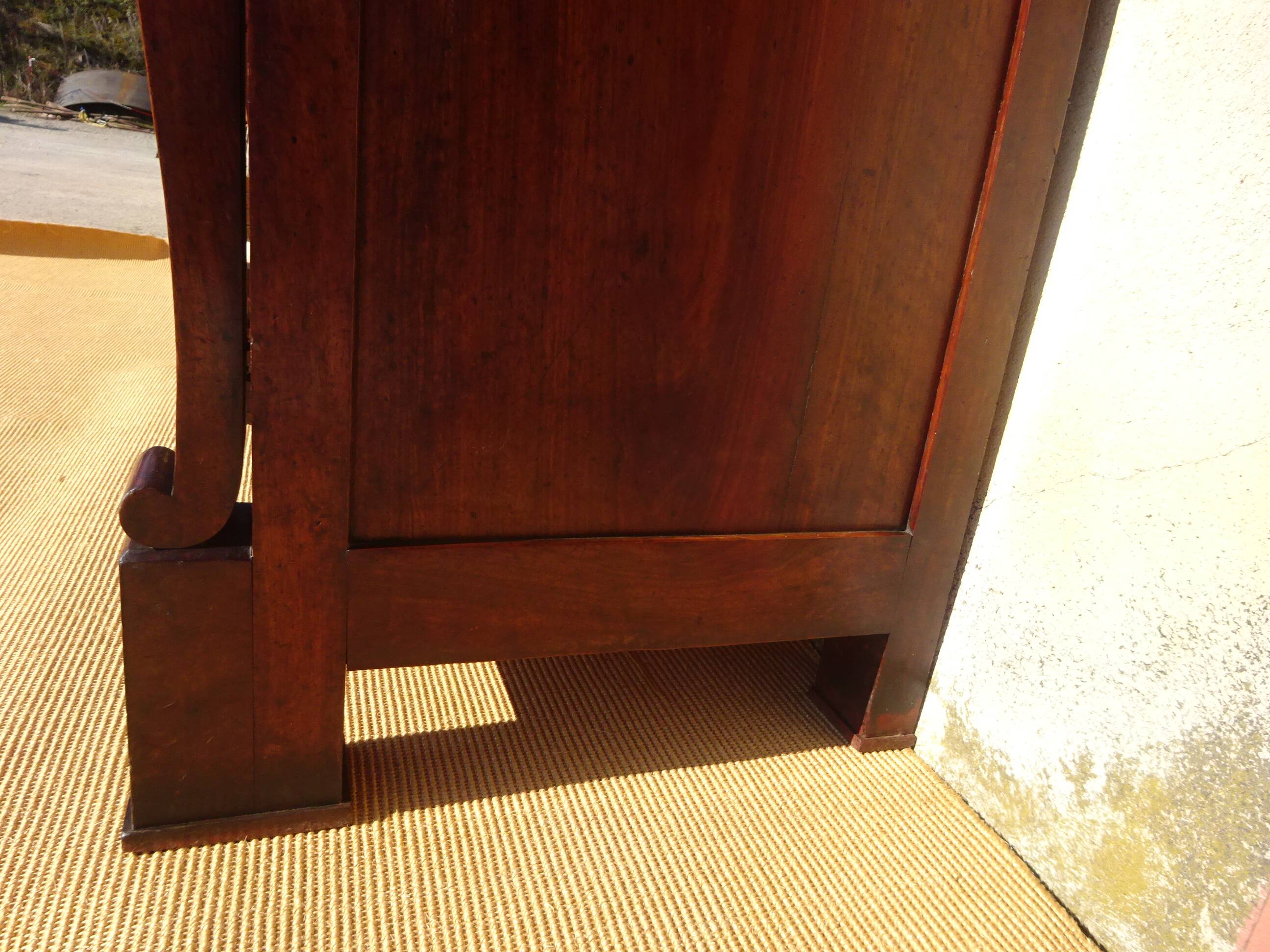 Crossed walnut chest of drawers