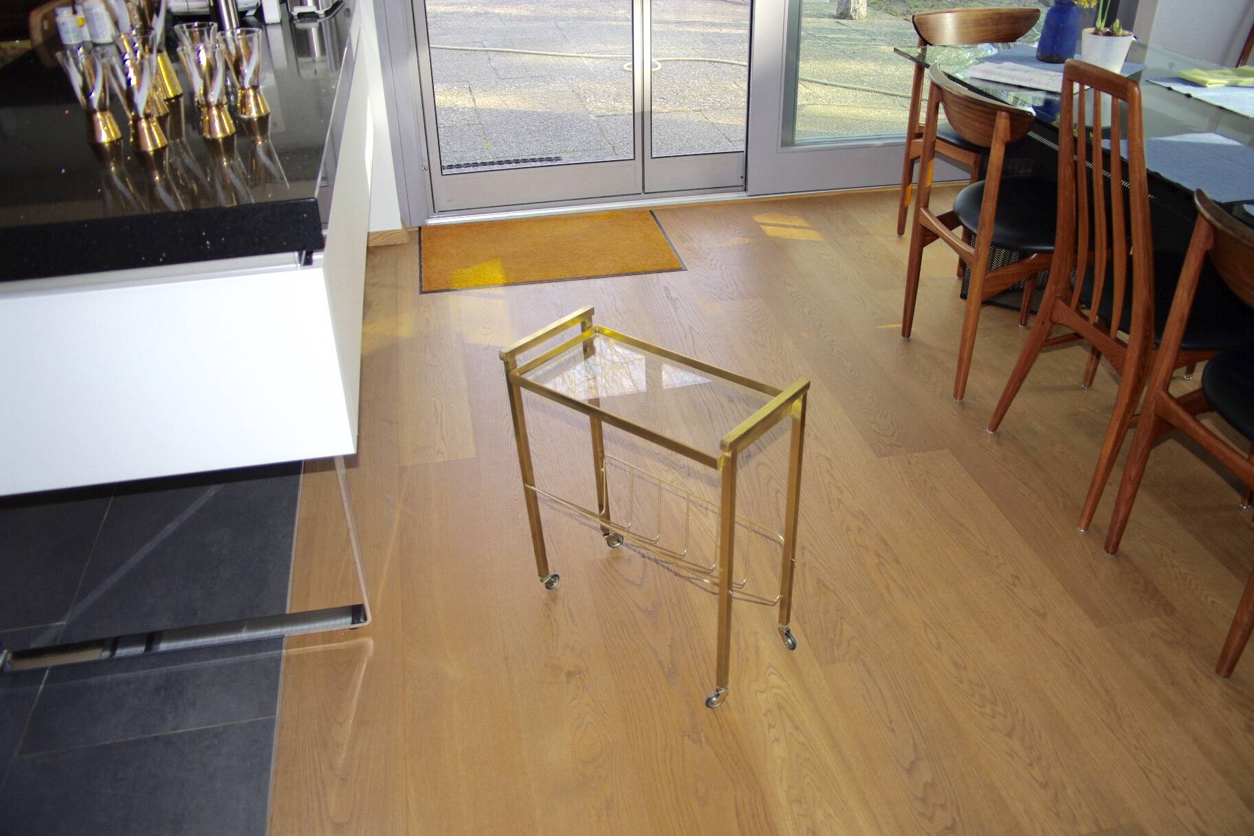 Vintage side table with brass and glass magazine rack