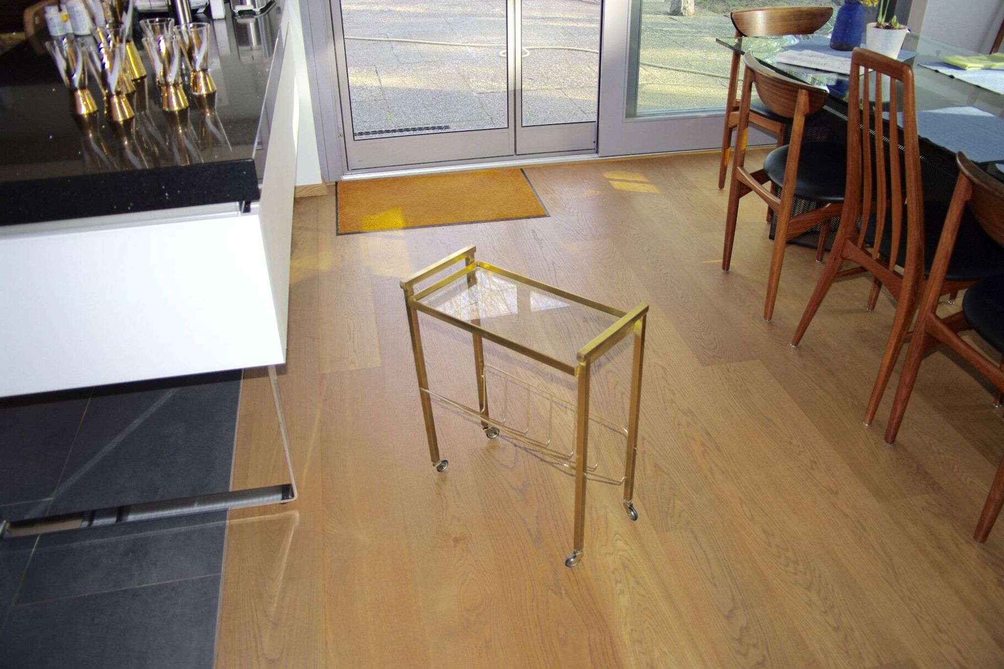Table d'appoint vintage avec porte revue en laiton et verre