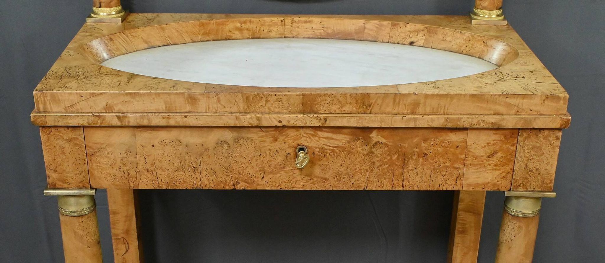 Dressing table in elm burl veneer, Empire period – Early 19th century
