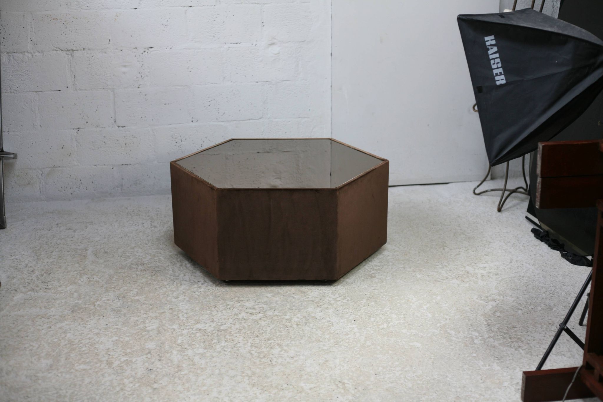 Table space age, hexagonale. Bois, velours et miroir fumé. Circa 1970