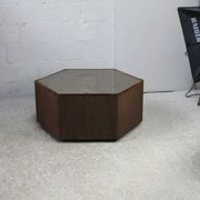 Table space age, hexagonale. Bois, velours et miroir fumé. Circa 1970