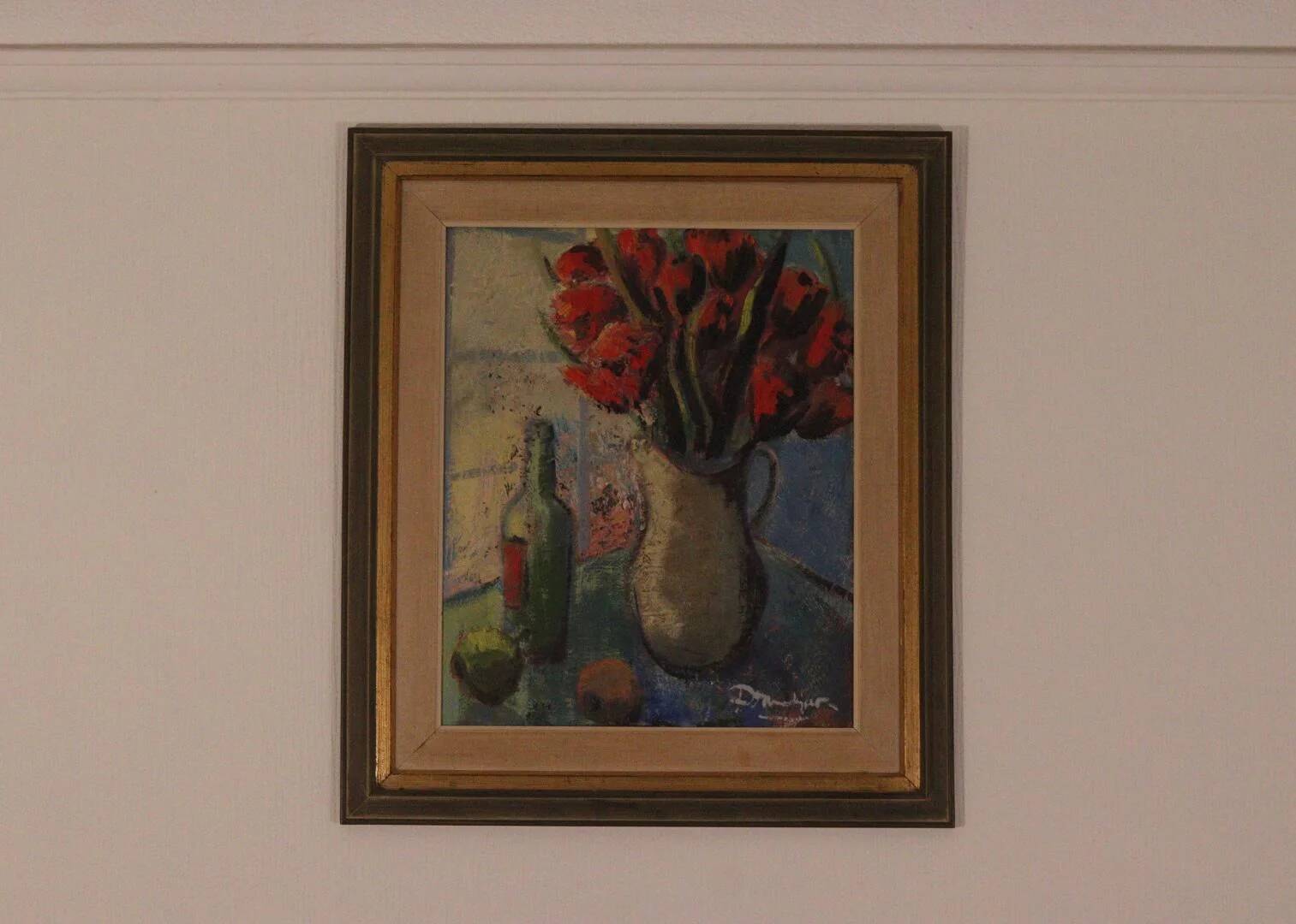 Bouquet rouge et bouteille de vin