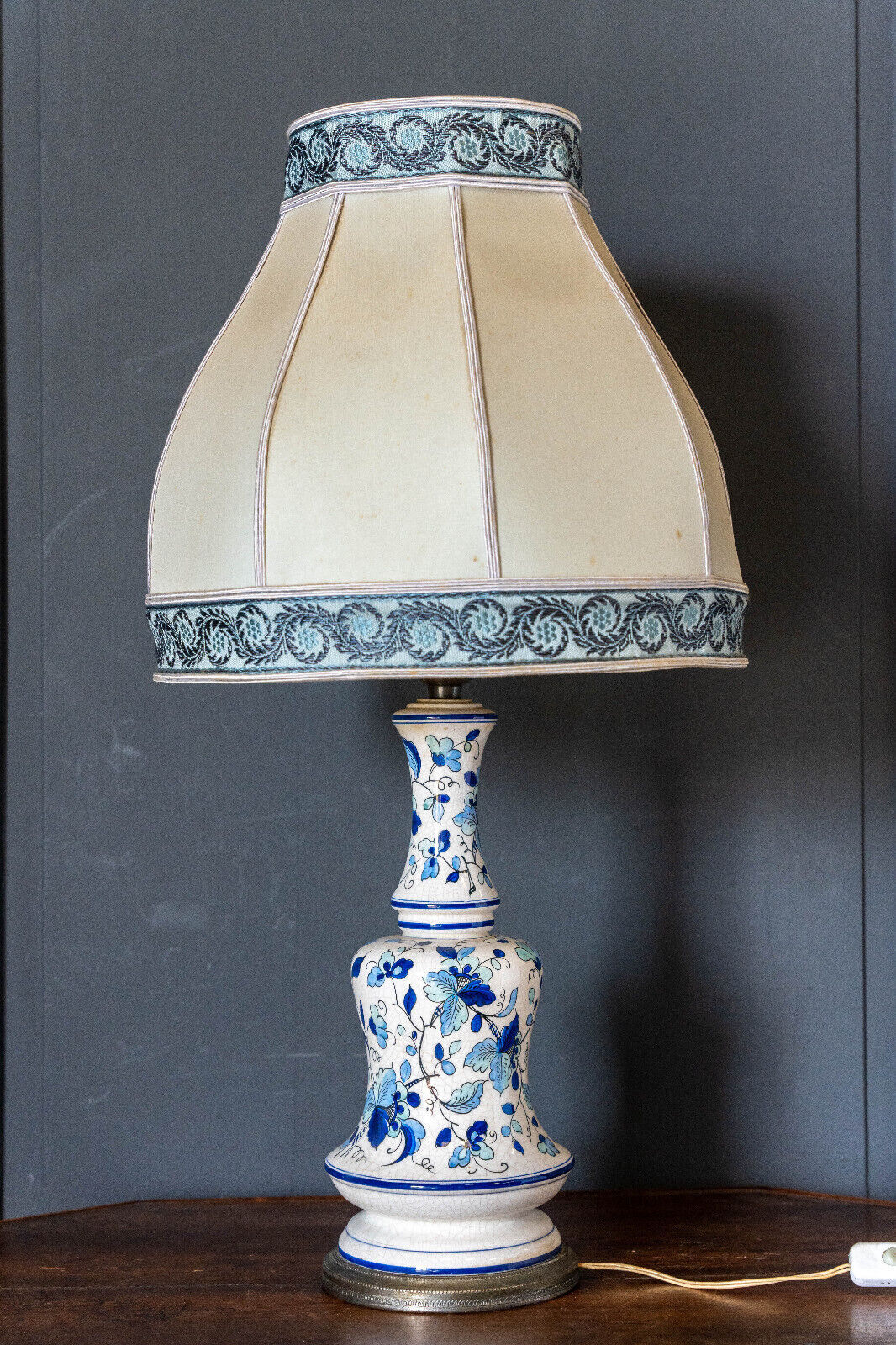 Blue and white ceramic lamp Floral decoration XXth Velvet lampshade