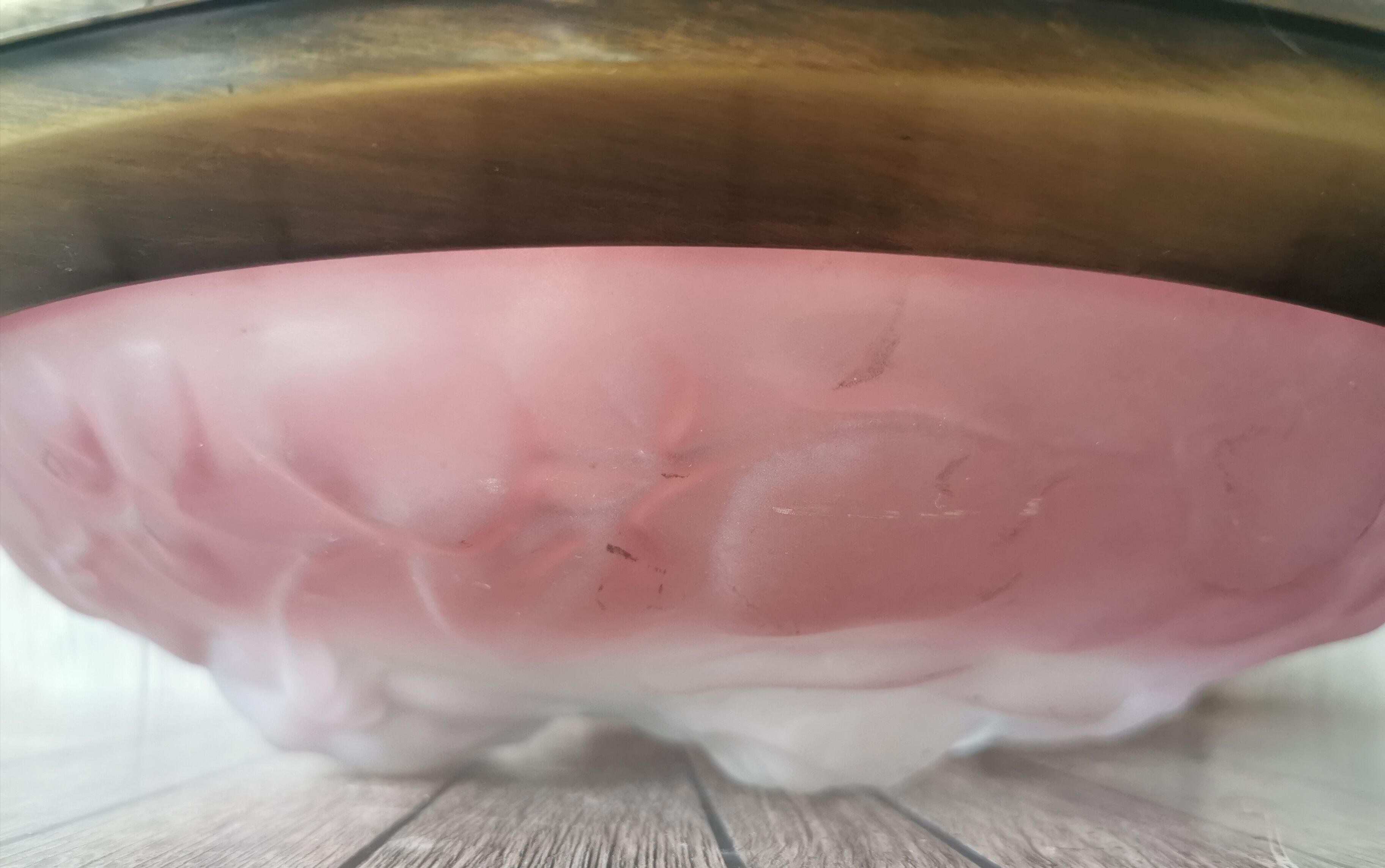 Suspension pink glass paste