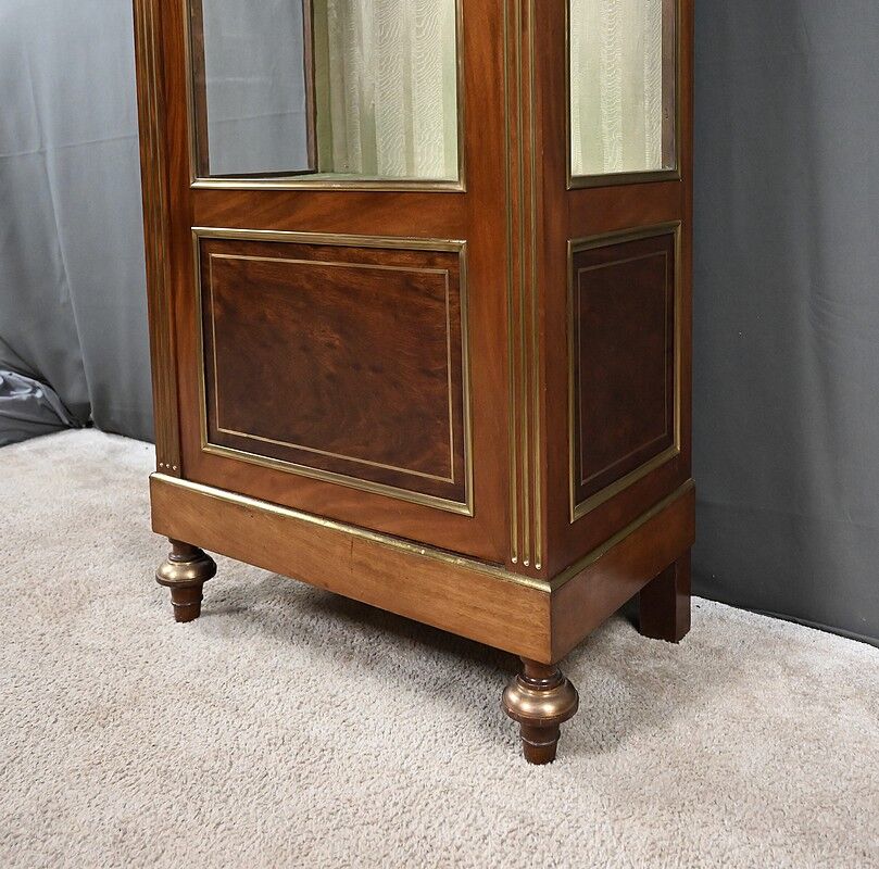 Vitrine en acajou, style Louis XVI – Début XXe