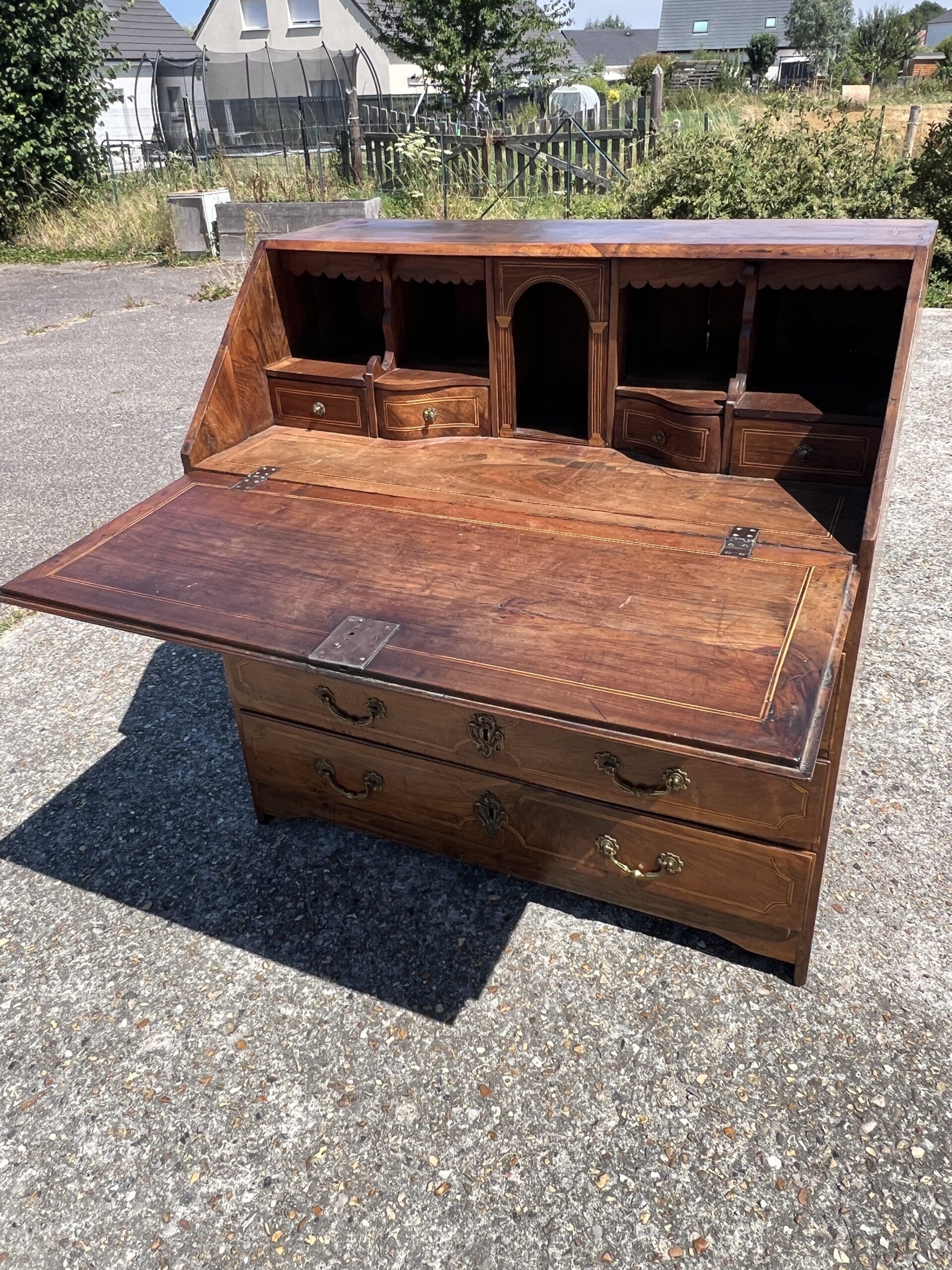 Writing cabinet, masterpiece of marquetry in solid cherry wood, late 18th, early 19th century.