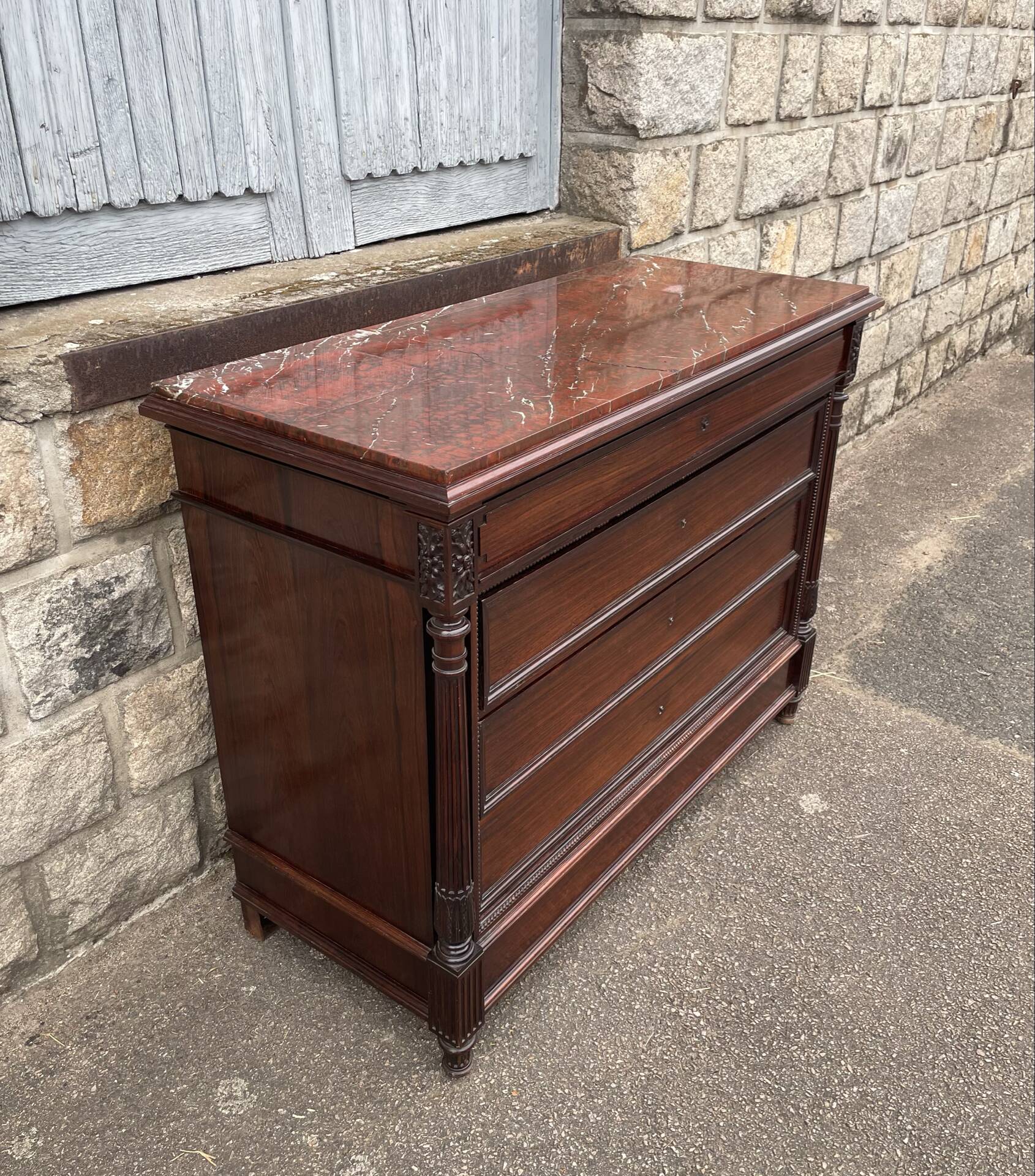 Louis Philippe commode / chest from the 19th century. Op