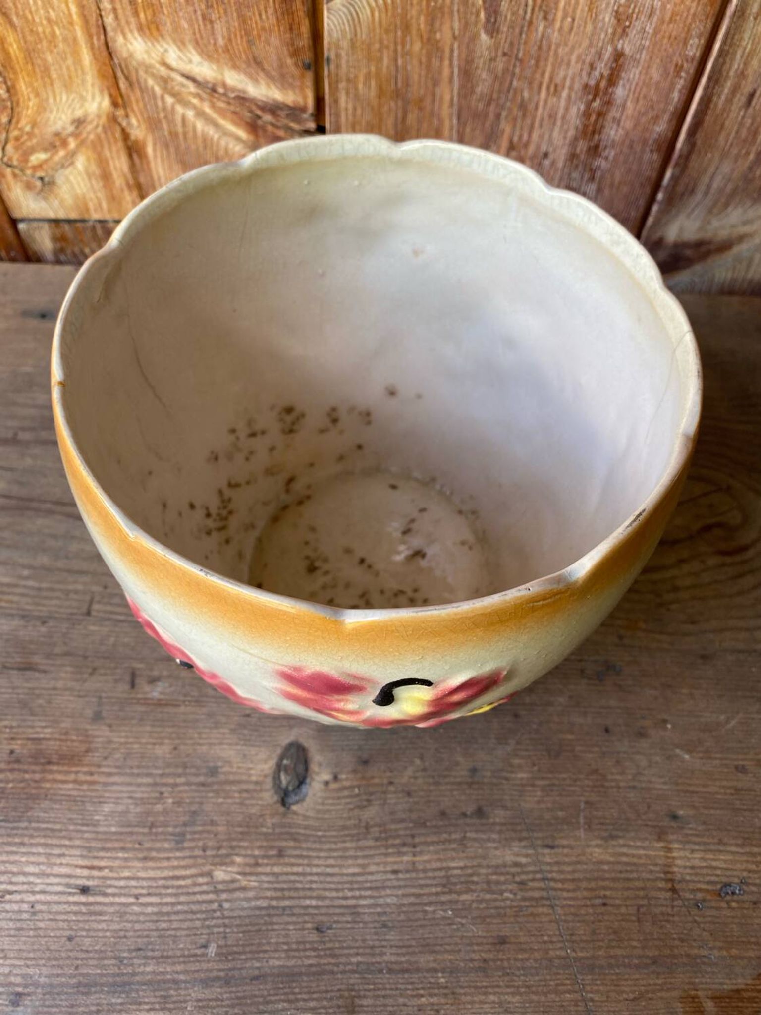 Cache pot en faïence barbotine