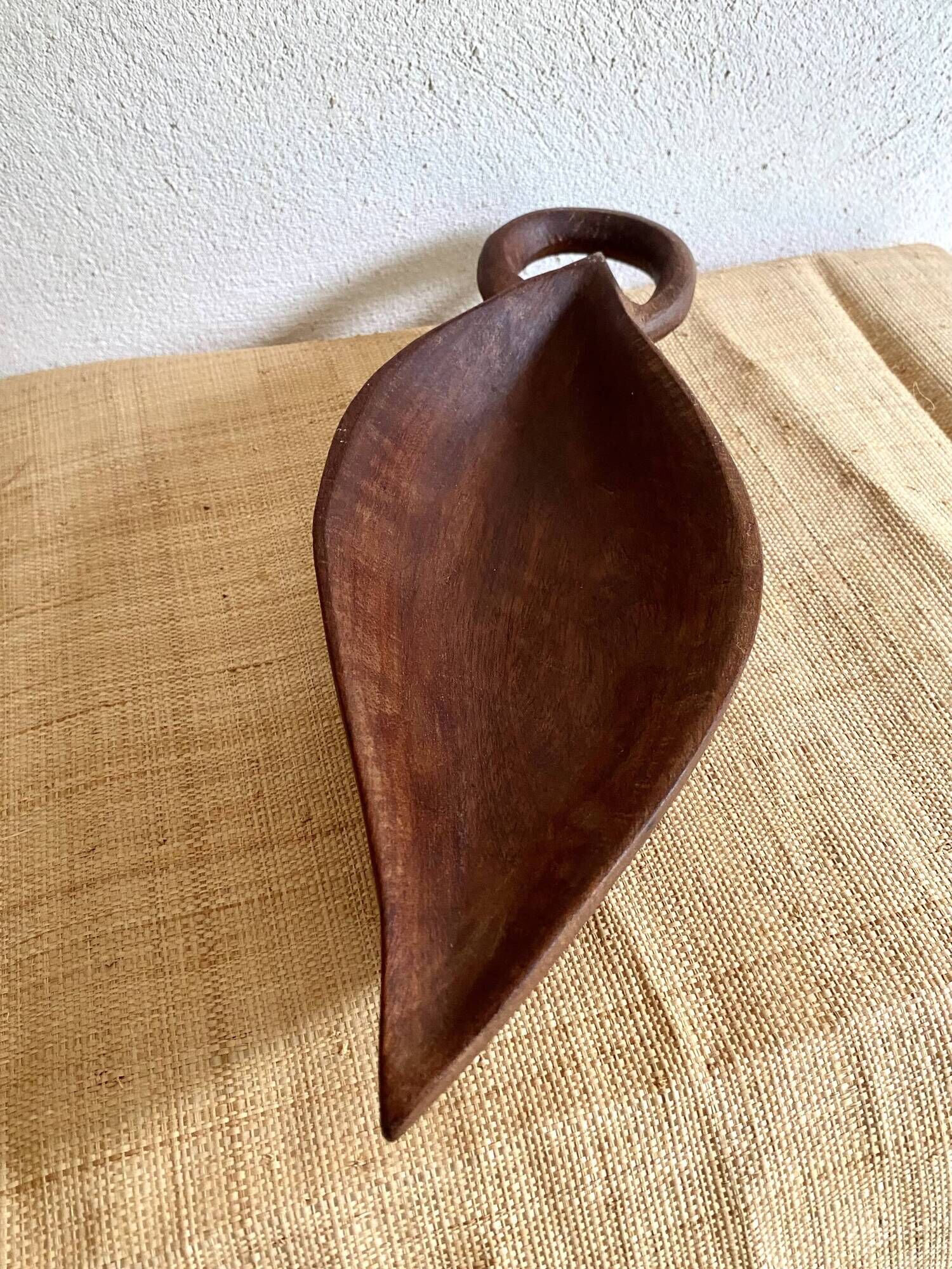 Wooden plate sculpted piece