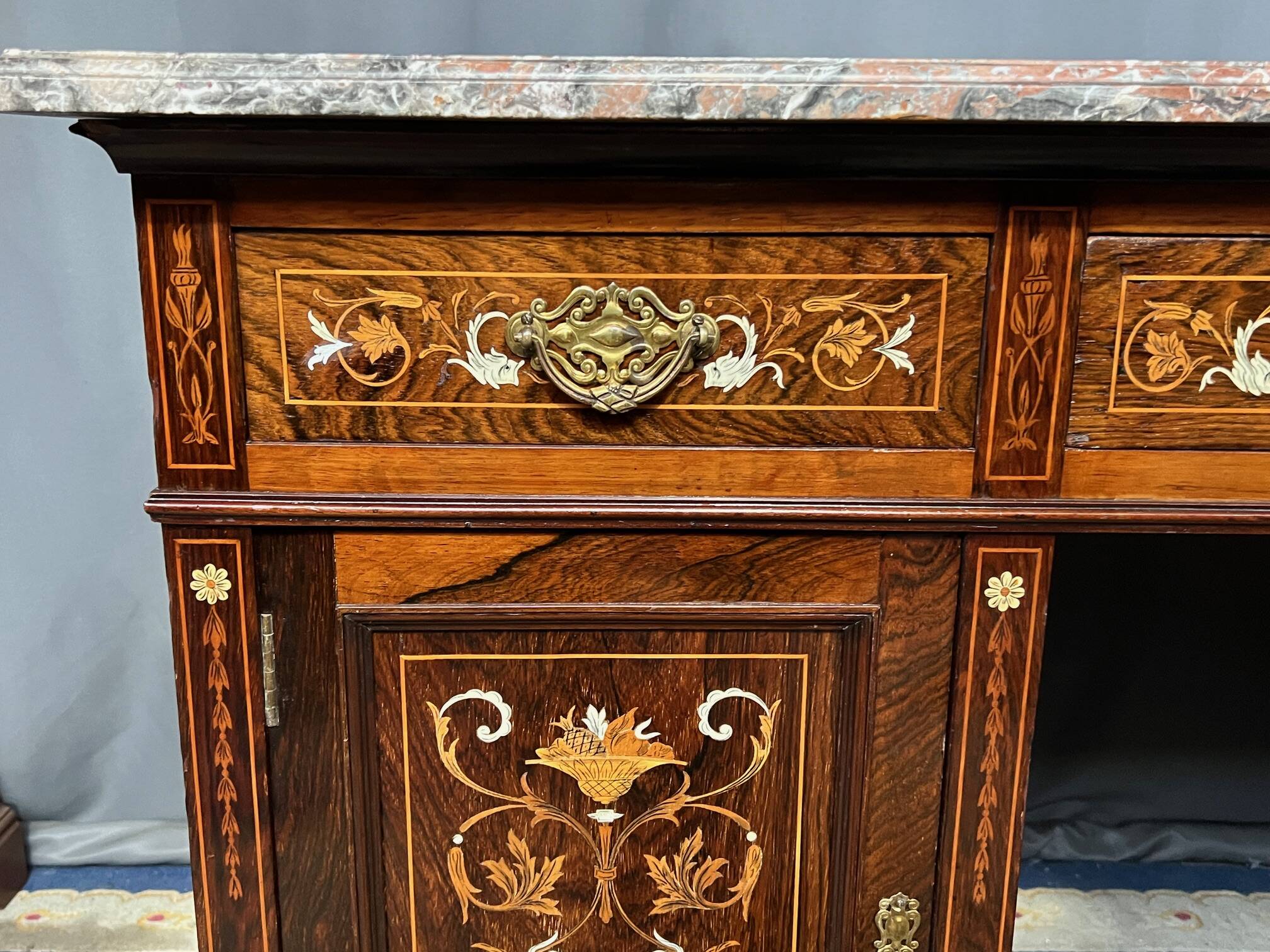 Bureau d'écriture victorien en palissandre par James Shoolbred.