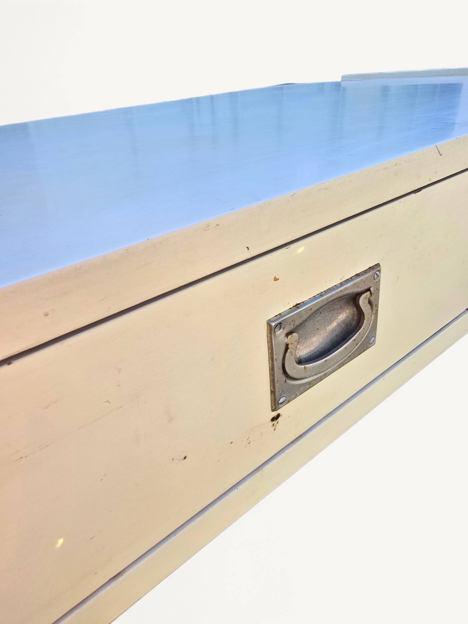Bureau vintage en bois laqué crème et laiton