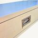 Bureau vintage en bois laqué crème et laiton