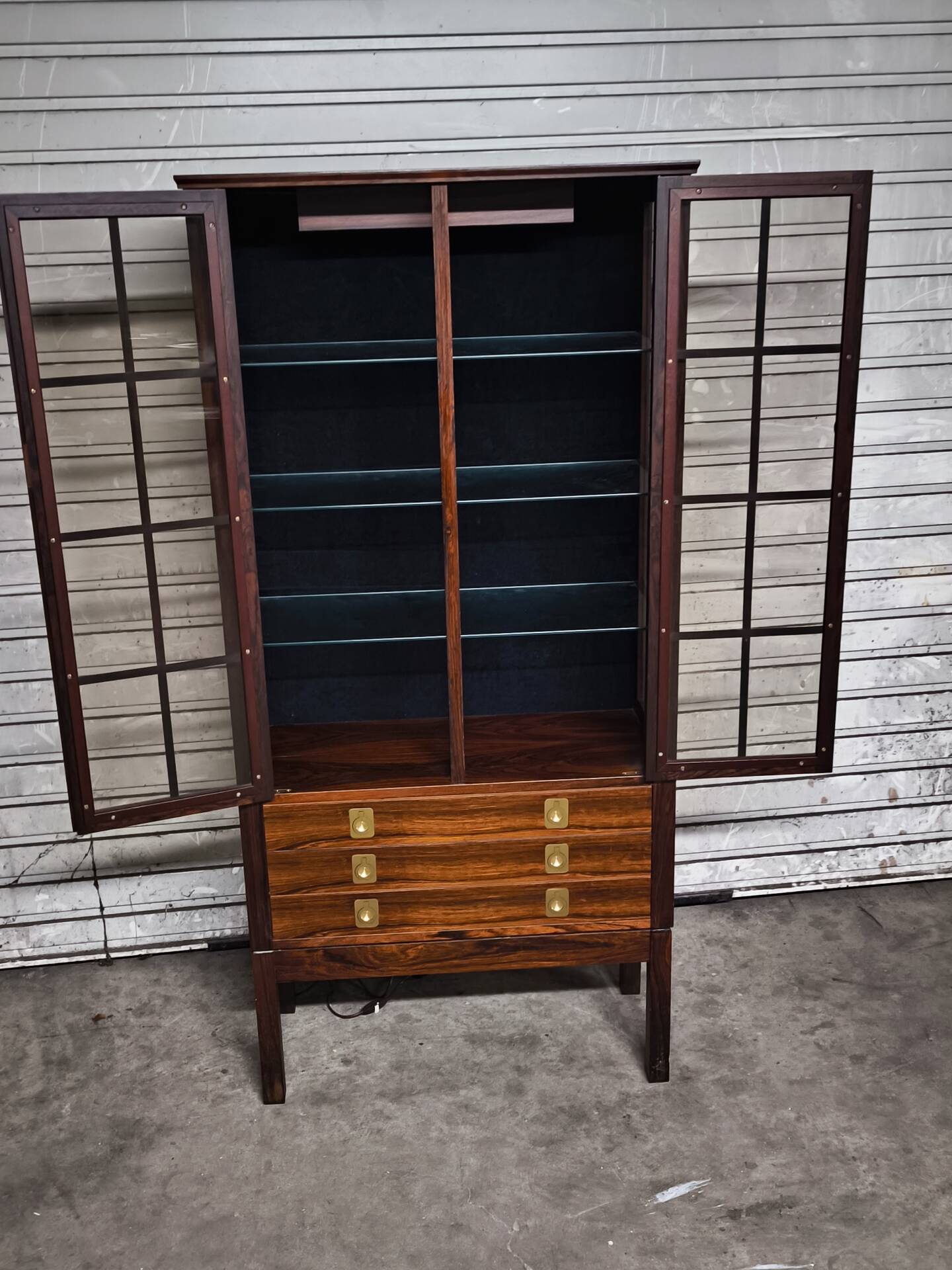 Vintage 1960s Scandinavian display cabinet in rosewood.