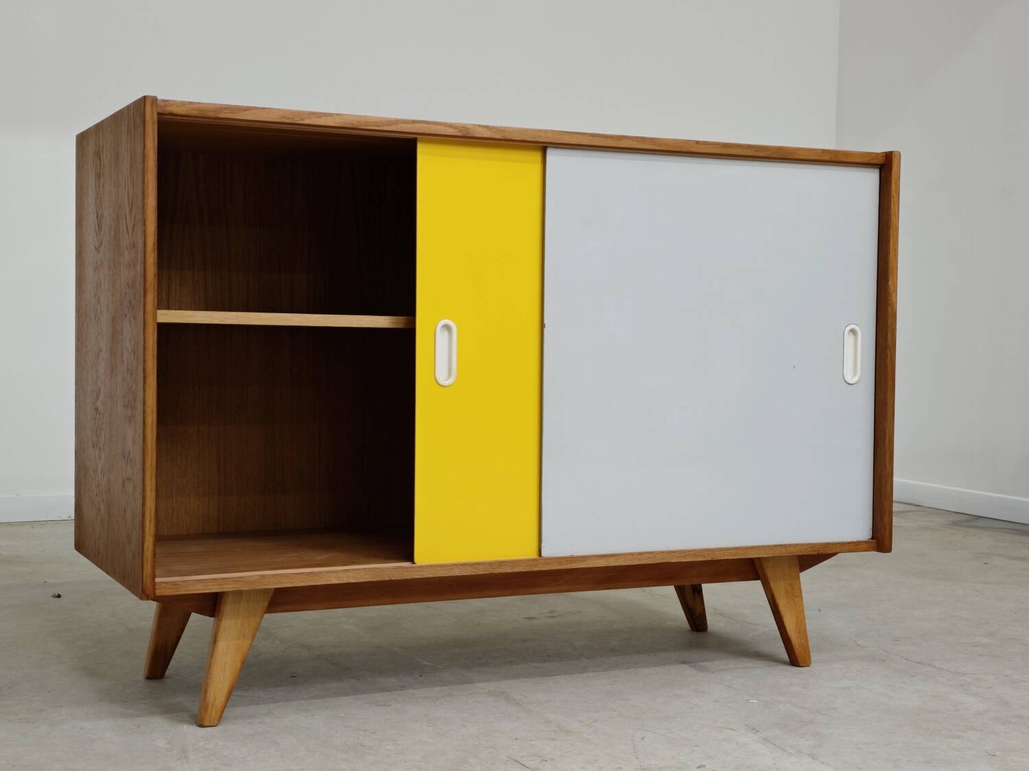 Buffet U-452 jaune et gris par Jiri Jiroutek pour Interier Praha 1960