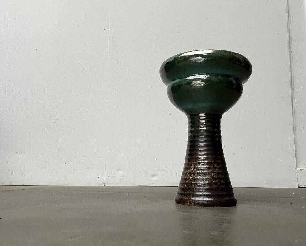 Brutalist studio pottery vase in East German style from the mid-century by Kerstin & Ralf Unterstab for Kunsttöpferei Unterstab KTU, 1960s.