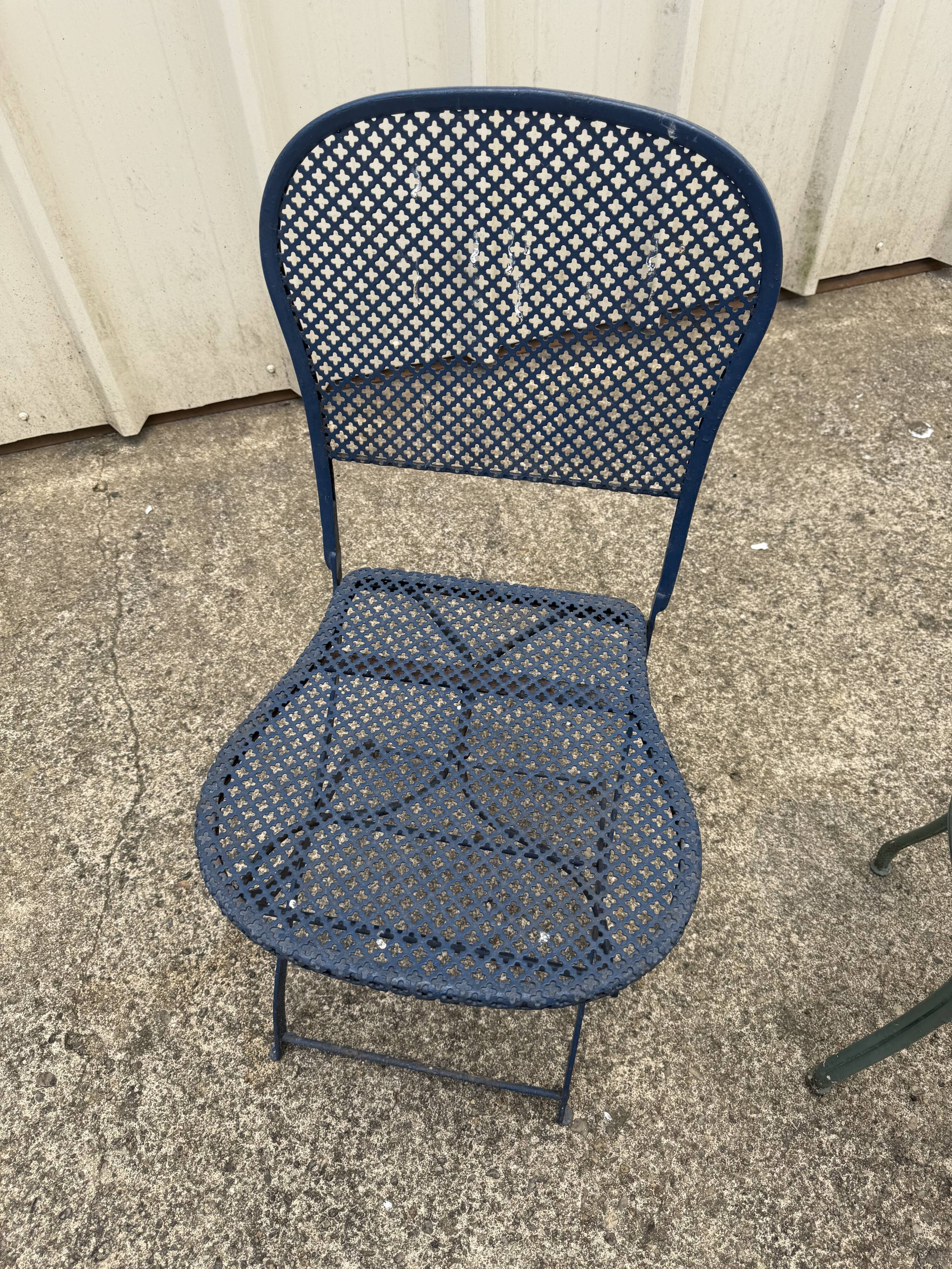 Chaise de jardin en fer forgé bleu