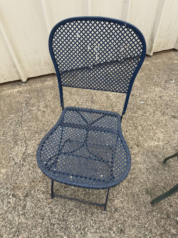 Chaise de jardin en fer forgé bleu