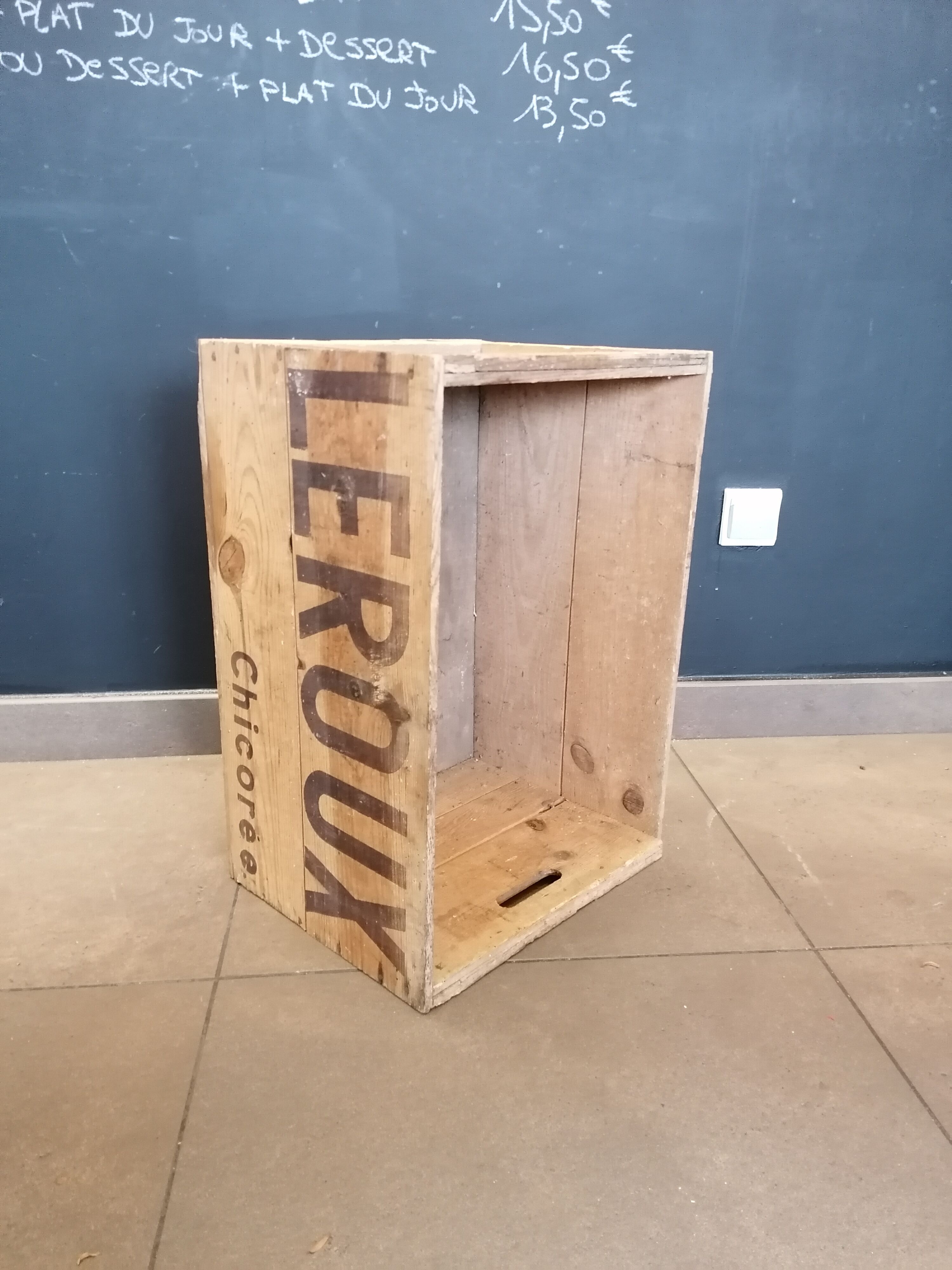 Large old wooden crate Chicorée Leroux