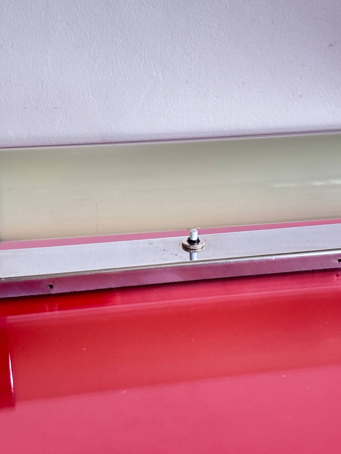 Functionalist wall lamp