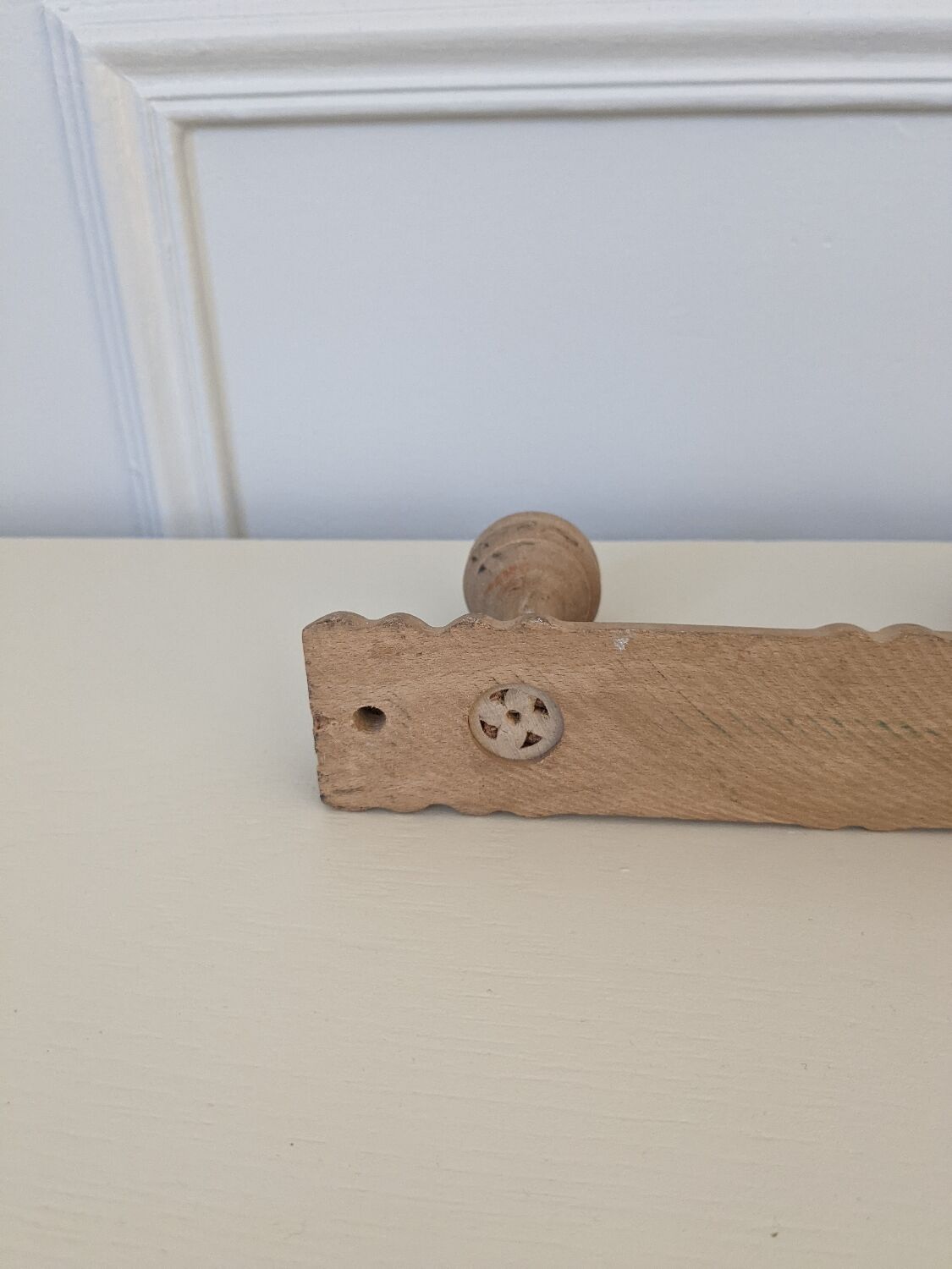 Wall-mounted coat rack with 3 hooks