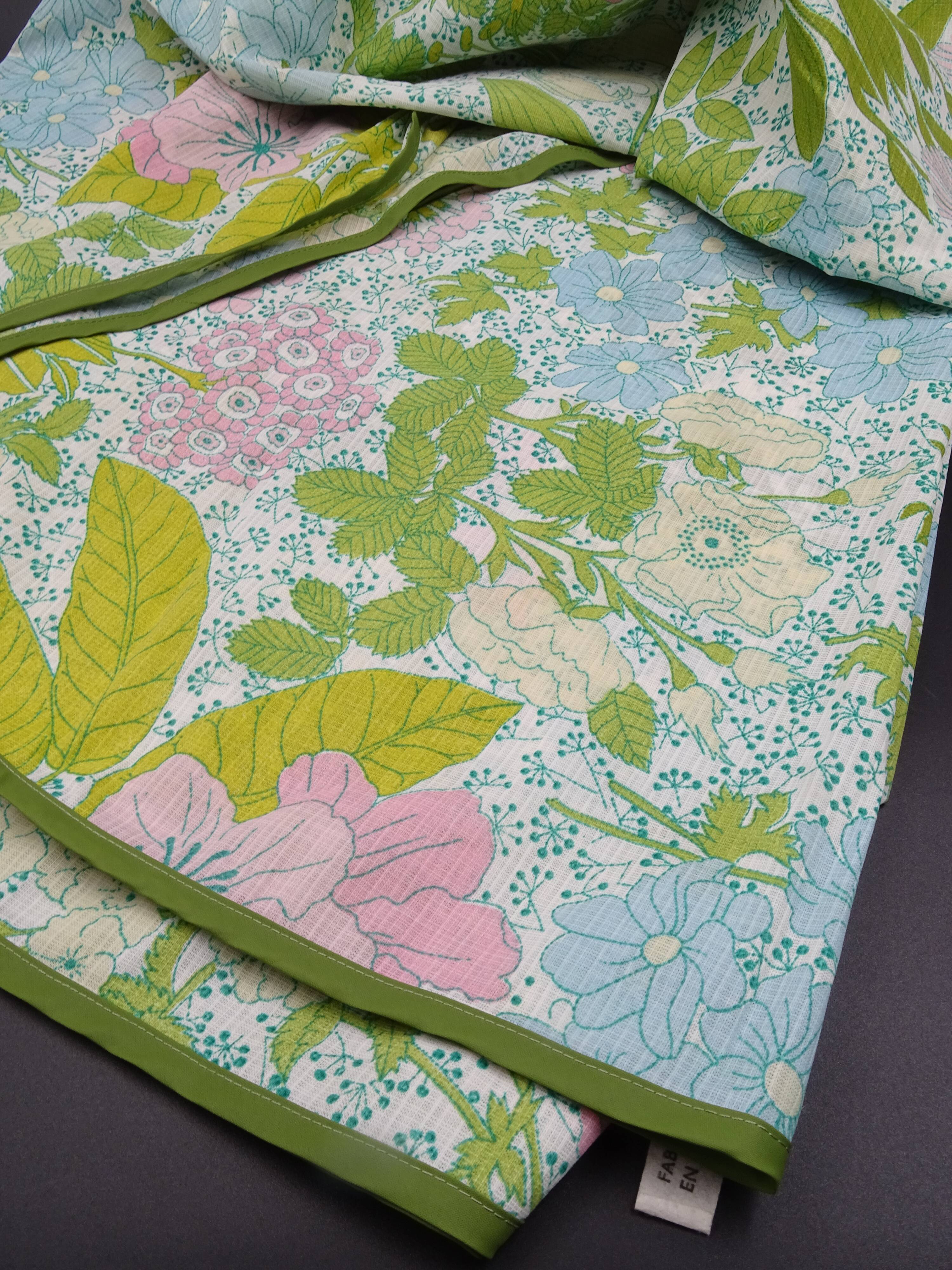 Nappe ronde à décor de fleurs vers 1970