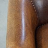 Fauteuil club en cuir de mouton de caractère avec une apparence luxueuse et rustique