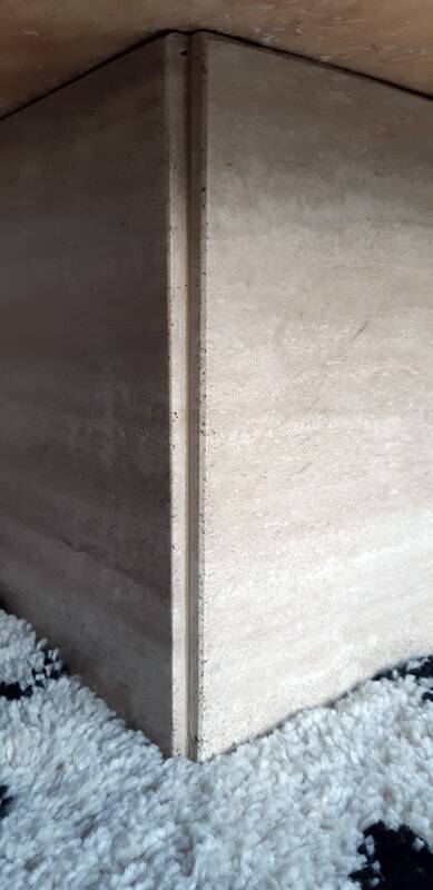 Table basse en travertin beige clair polie.