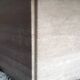 Table basse en travertin beige clair polie.