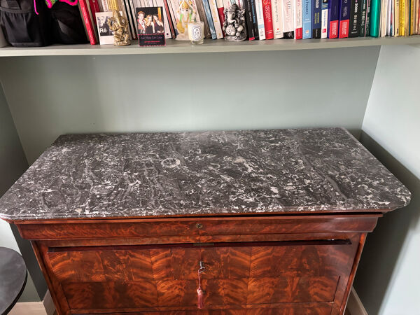 Commode en acajou Louis-Philippe du 19ème siècle avec plateau en marbre
