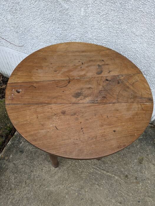 Small round table, pedestal table