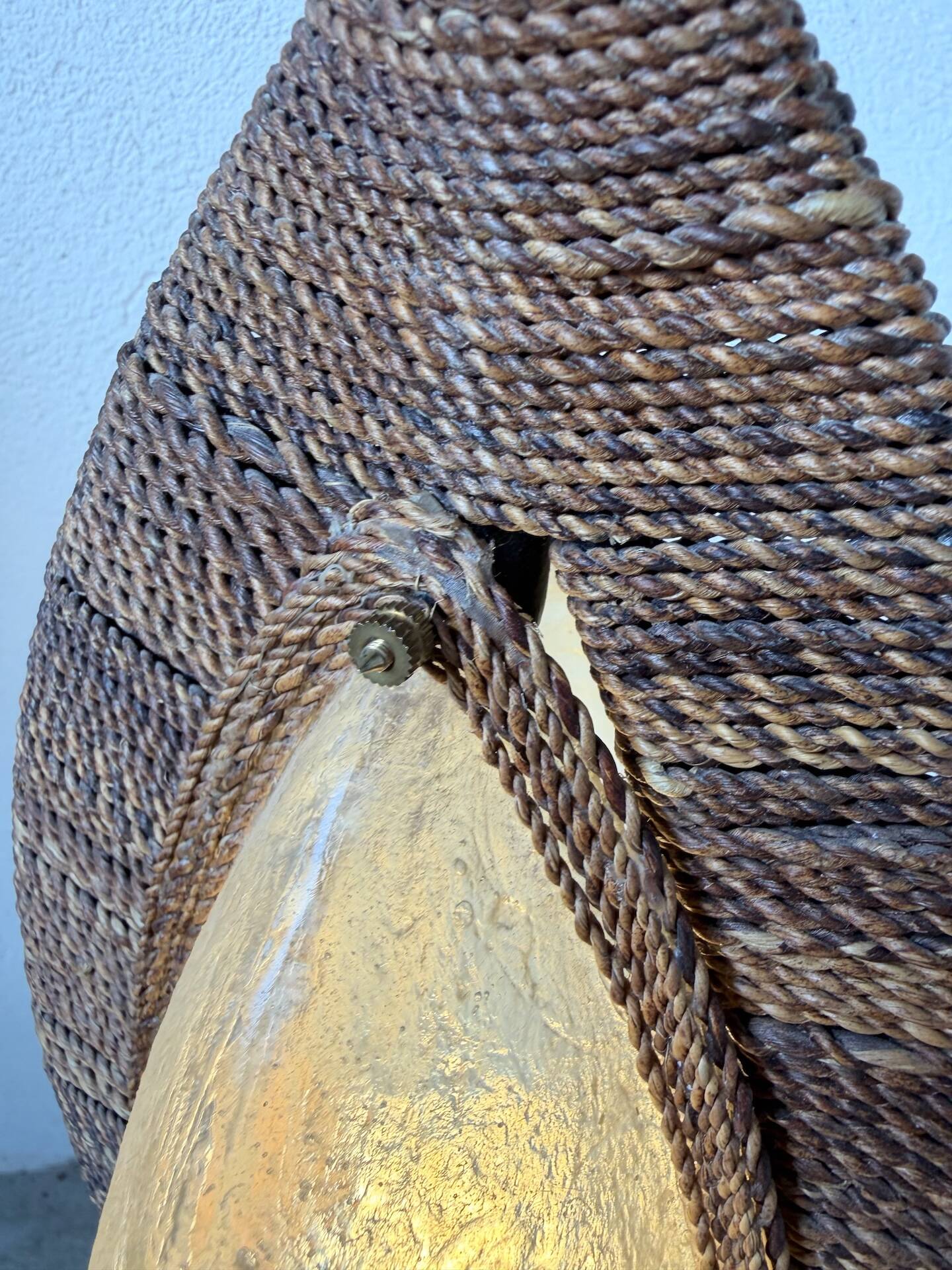 Lampadaire bronze et corde 1970