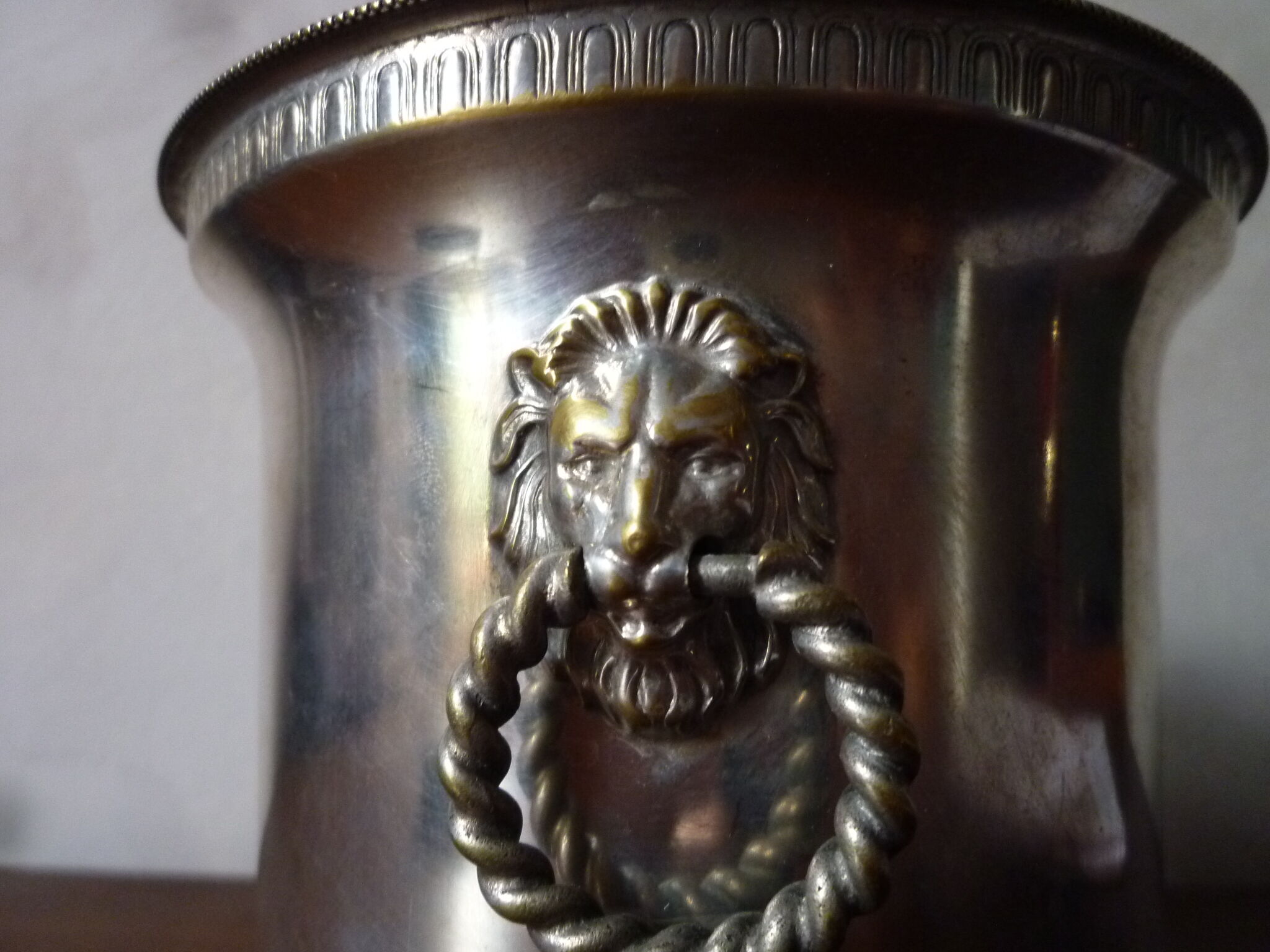 Cache silver metal pot with lion heads