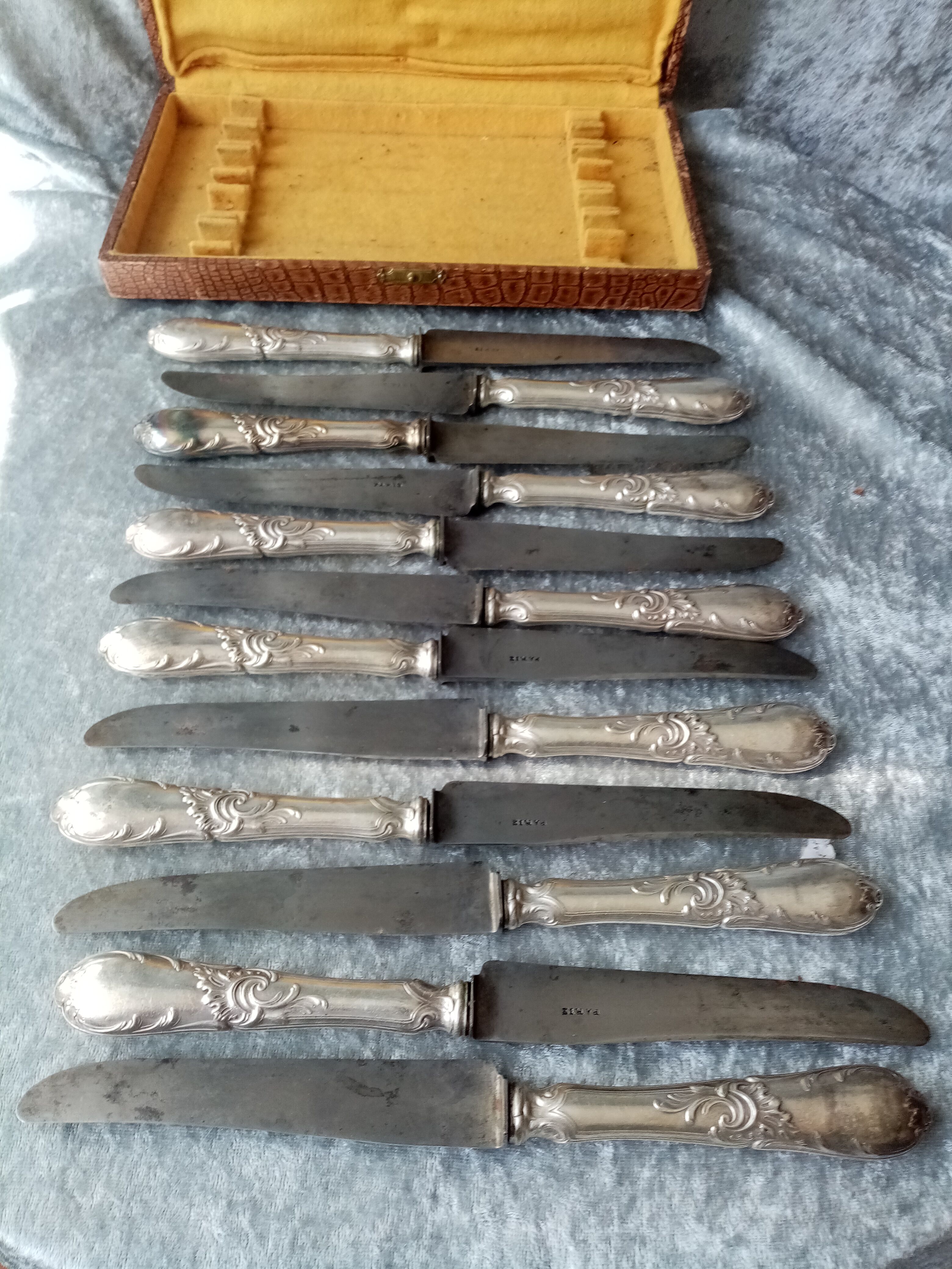 Box of 12 steel table knives and silver handle