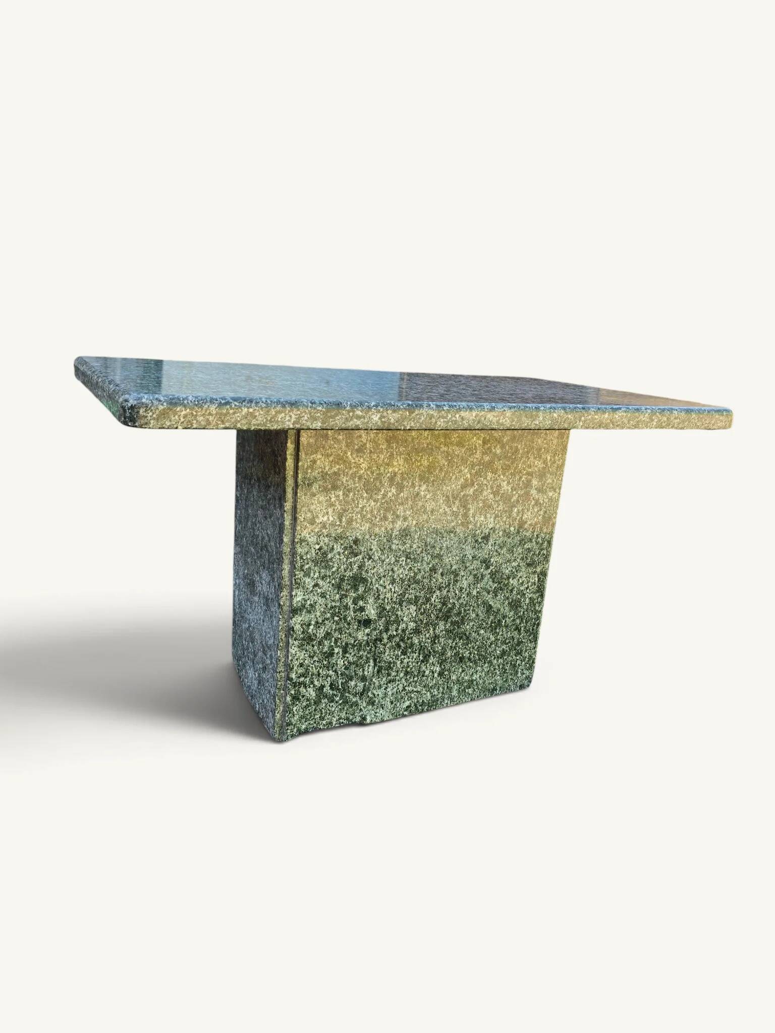 Table basse monolithique vintage en pierre granitée verte