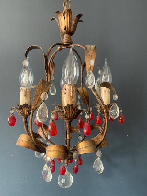 Antique chandelier in gilded sheet metal and red and white crystal pendants, 1900