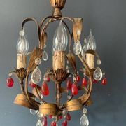 Antique chandelier in gilded sheet metal and red and white crystal pendants, 1900