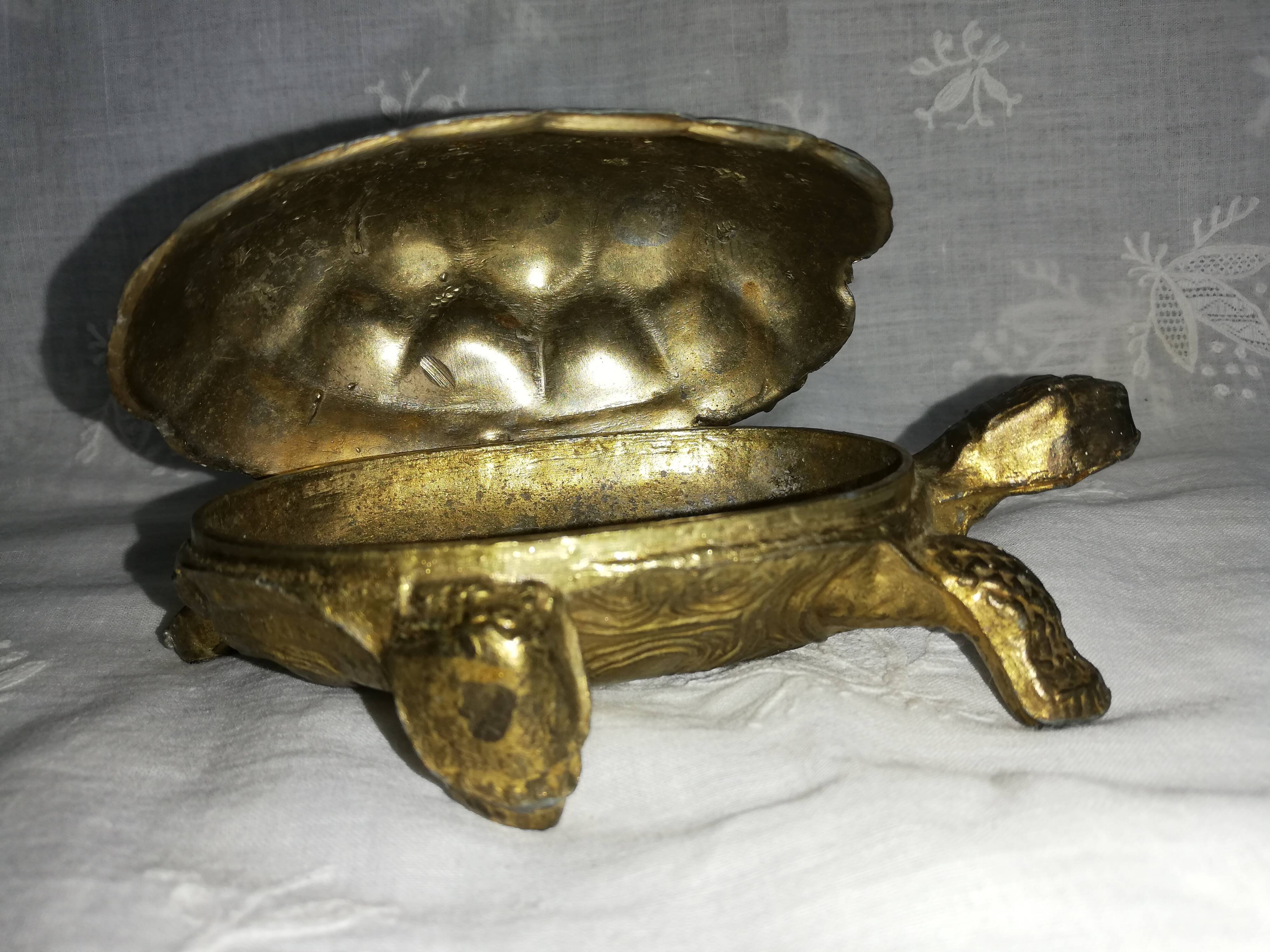 Golden metal turtle ashtray