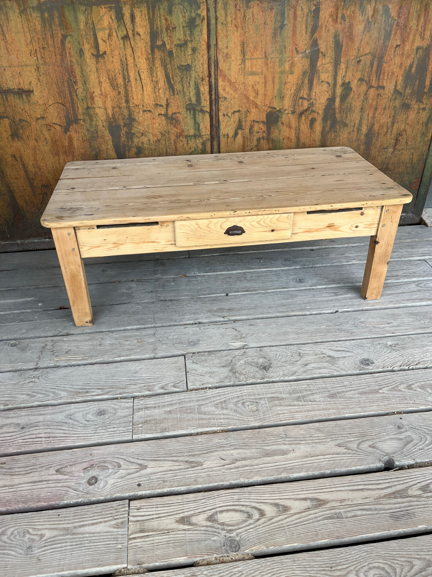 Table basse en bois brut