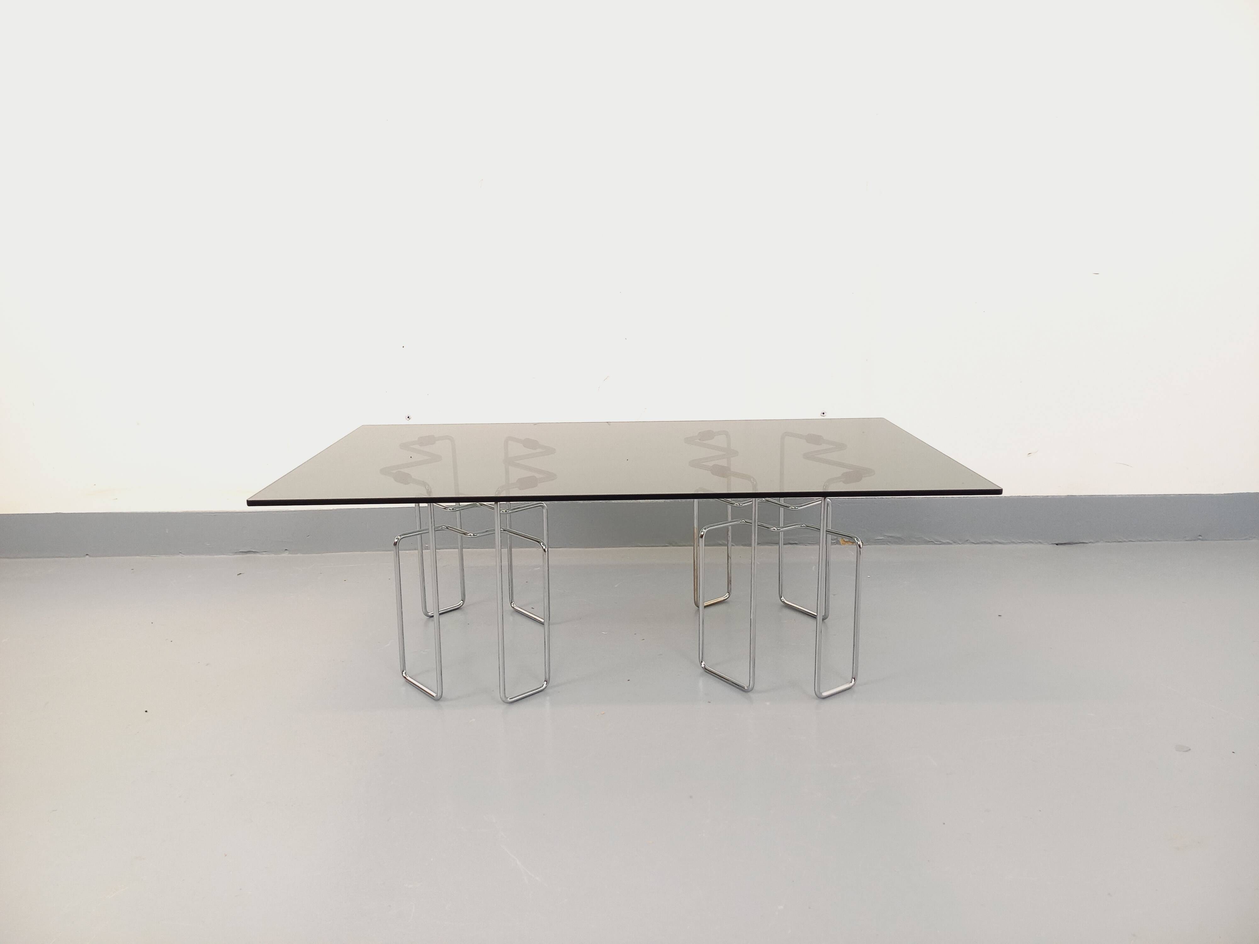 Table basse rectangulaire Space Age vintage en verre fumé et métal chromé