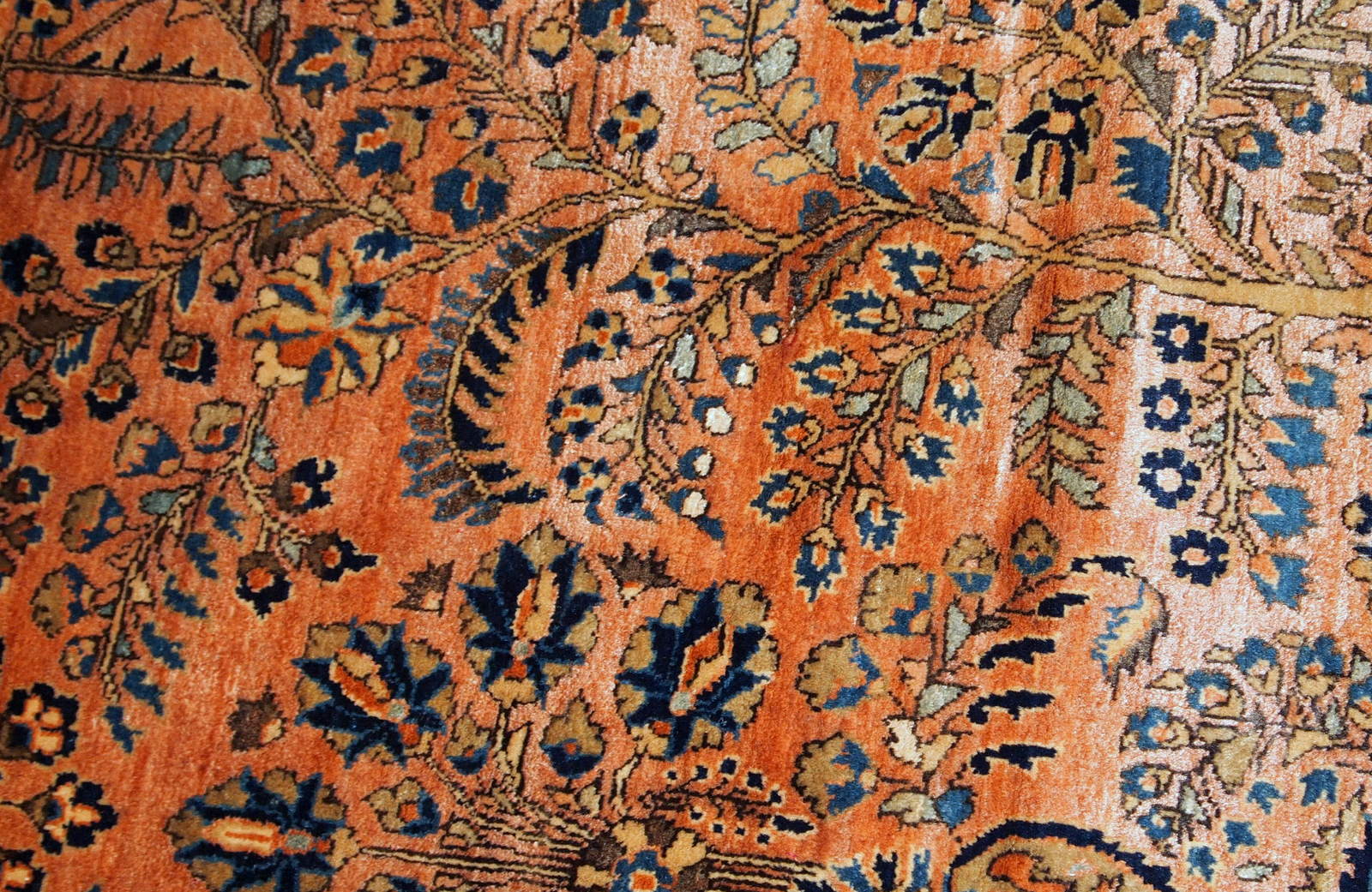 Handmade antique Persian Sarouk rug 4' x 6.4' (122cm x 195cm) 1920s