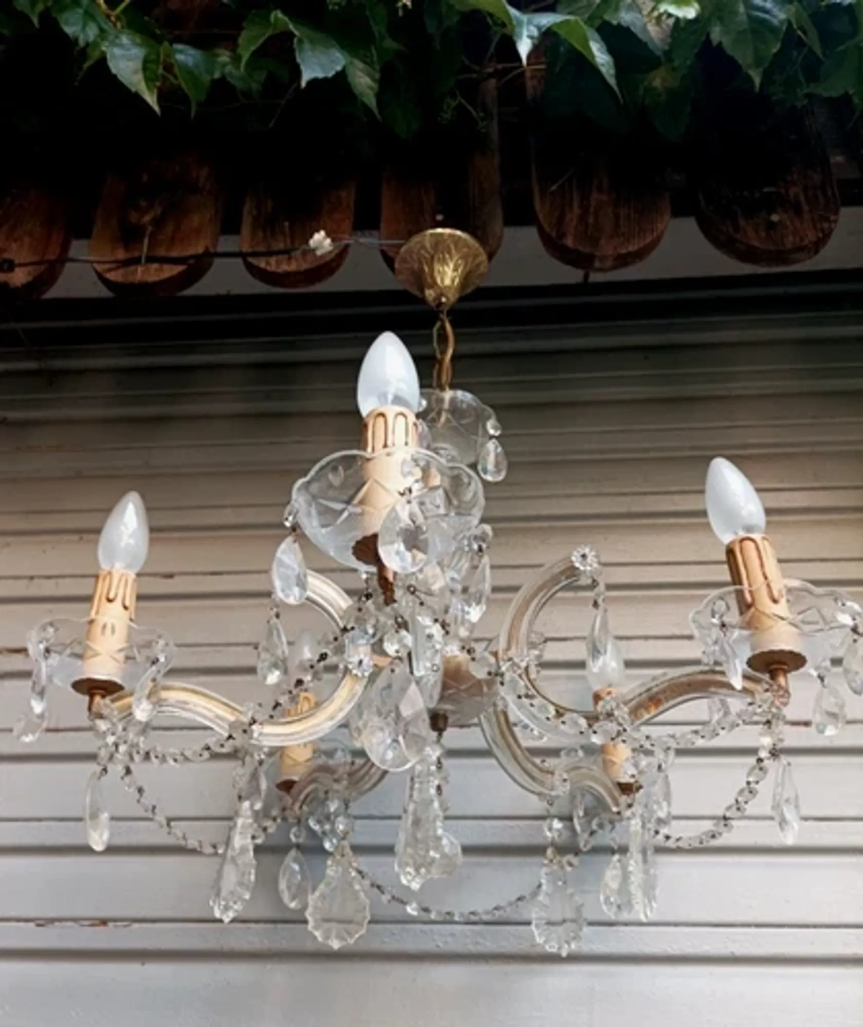 Very beautiful Venetian chandelier with 5 lights / complete and in working condition.