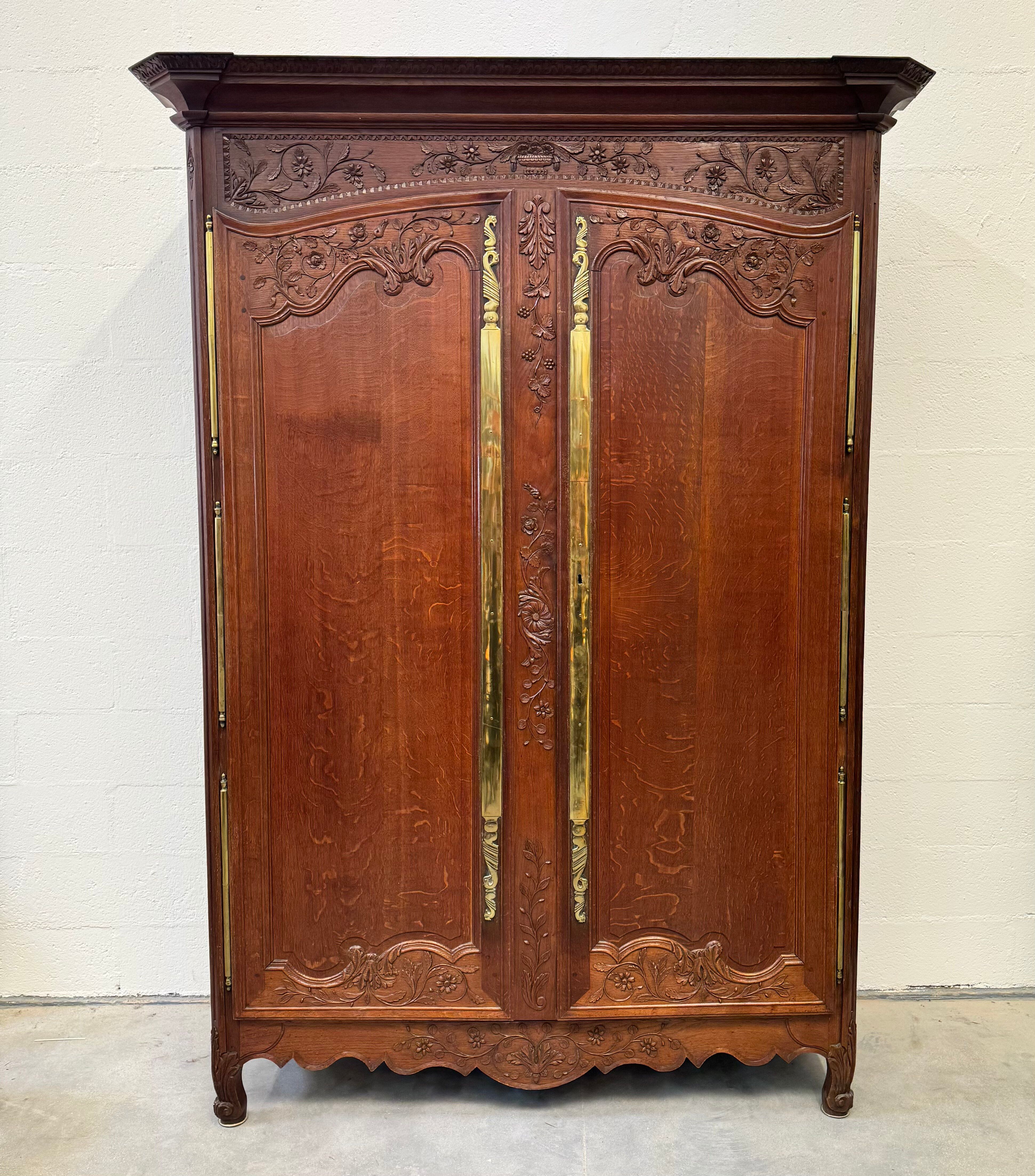 Large Country Wardrobe - French Provençal, in oak, 17th century