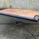 Table basse en bois et fer forgé, esprit industriel, années 80